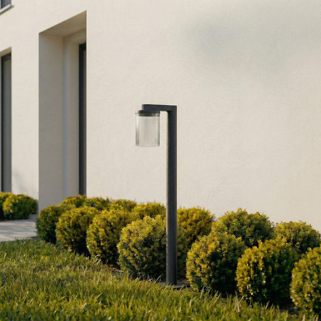 LED sti-lampe Beelia antrasitt aluminium montert i hage