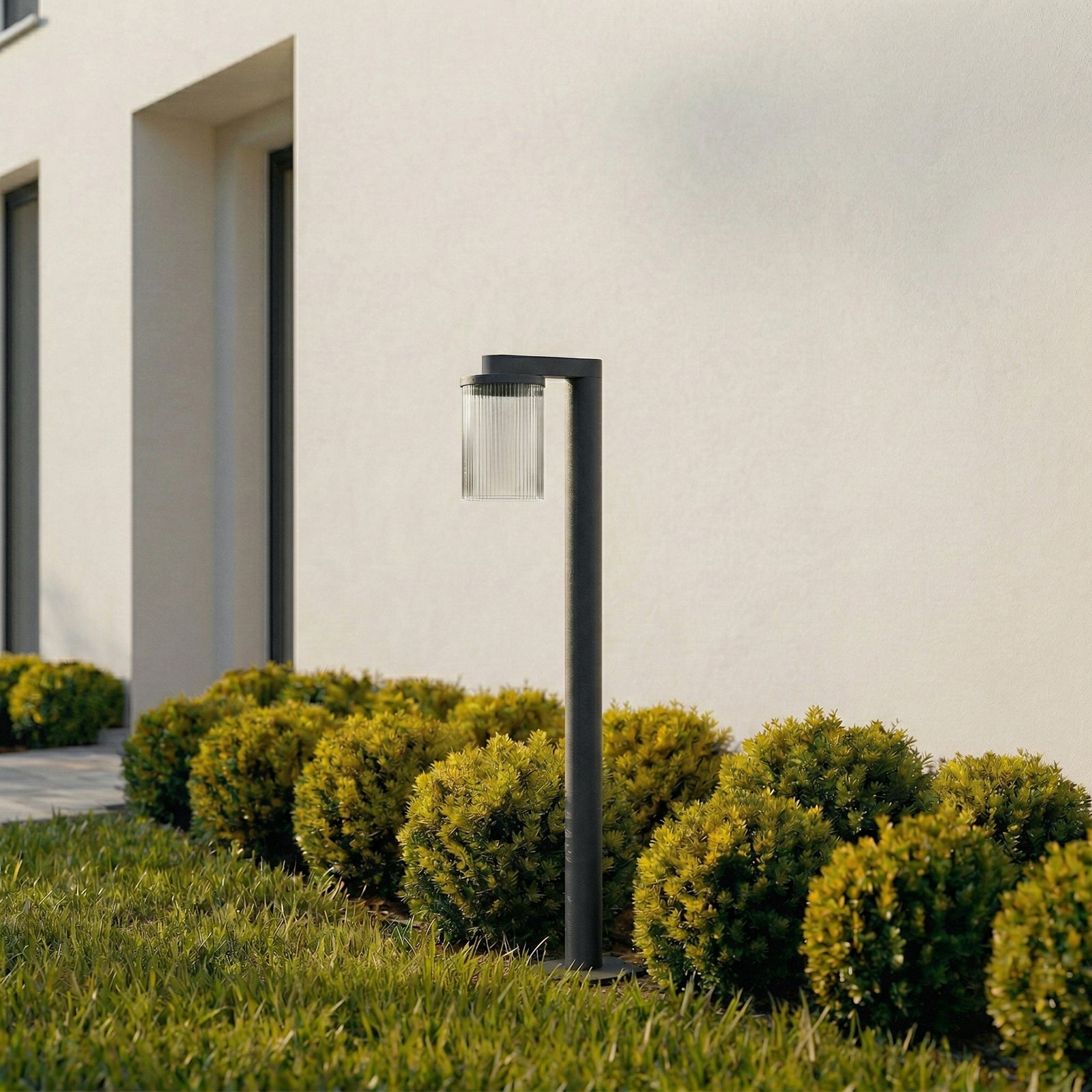 LED sti-lampe Beelia antrasitt aluminium montert i hage