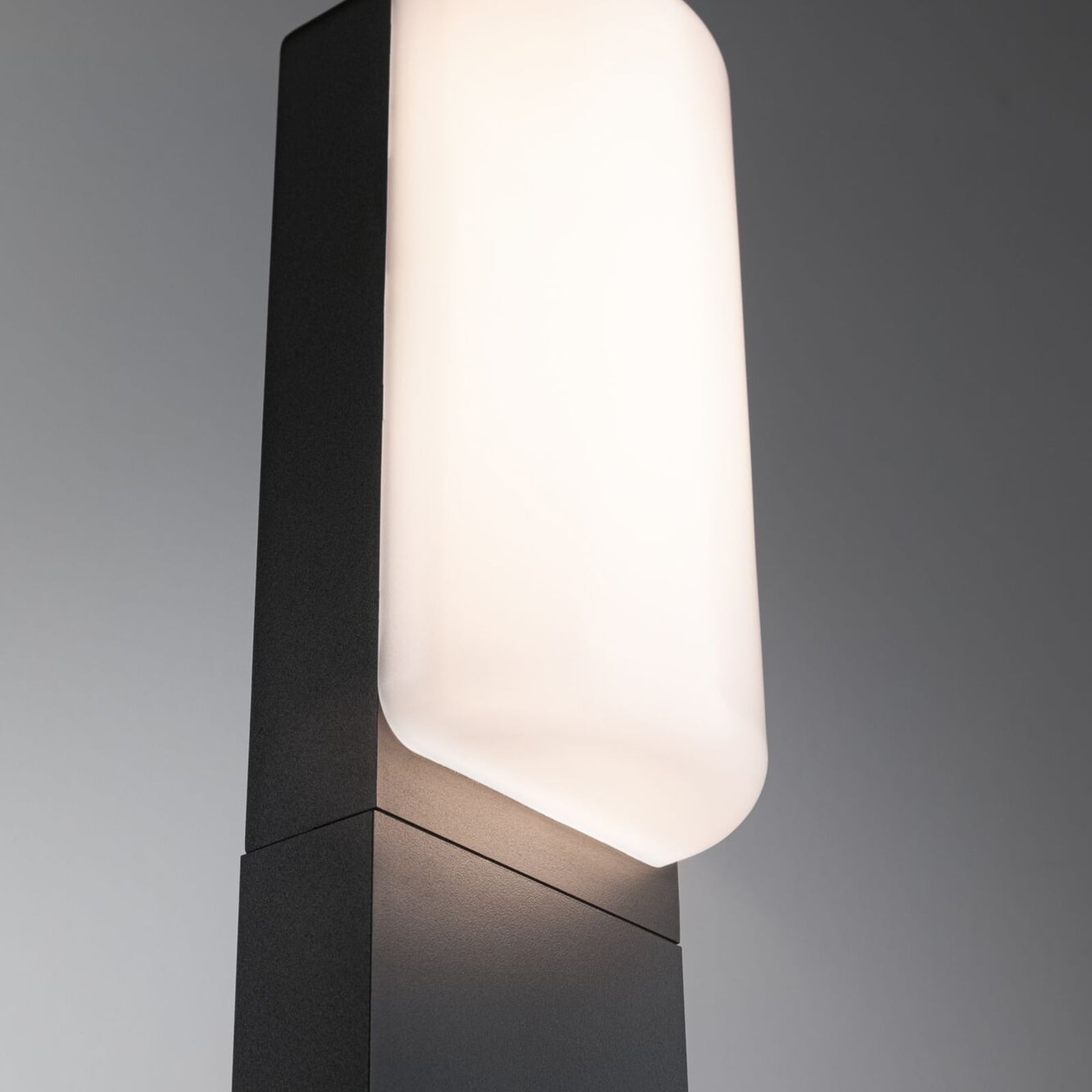 LED sti-lampe Bonnie aluminium antrasitt montert i hage