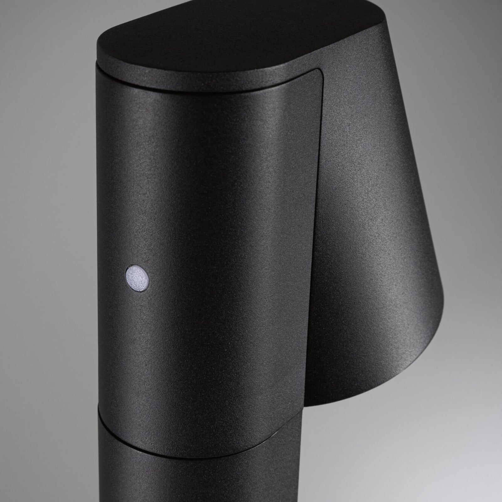 LED sti-lampe Caissa med bevegelsessensor antrasitt IP44 nærbilde av lampehode