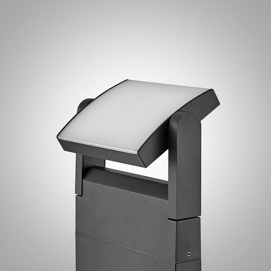 LED sti-lampe Cathalena mørkegrå aluminium montert i hage