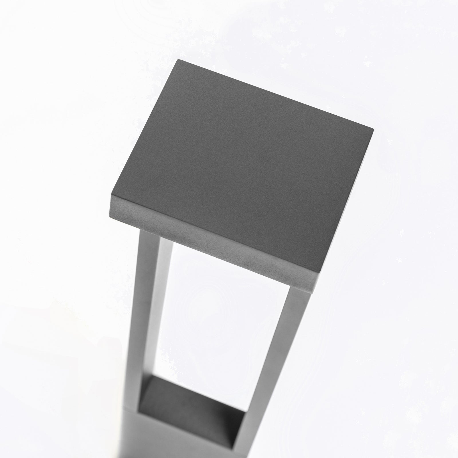 LED sti-lampe CMD 9050 antrasitt montert utendørs