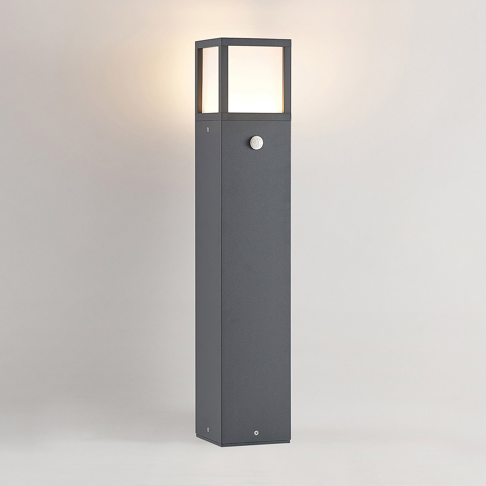 LED sti-lampe Dewari med bevegelsessensor nærbilde av lampe