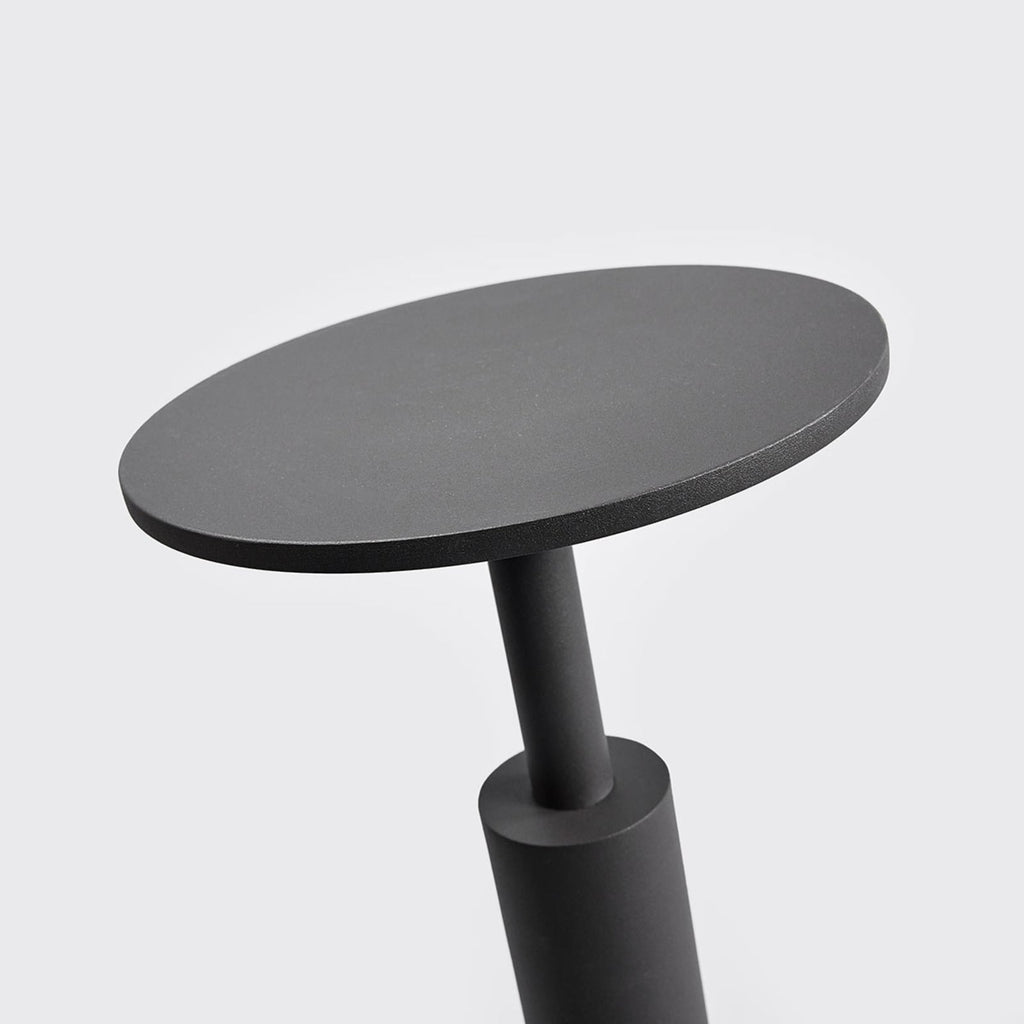 LED sti-lampe Fenia antrasitt i dagslys