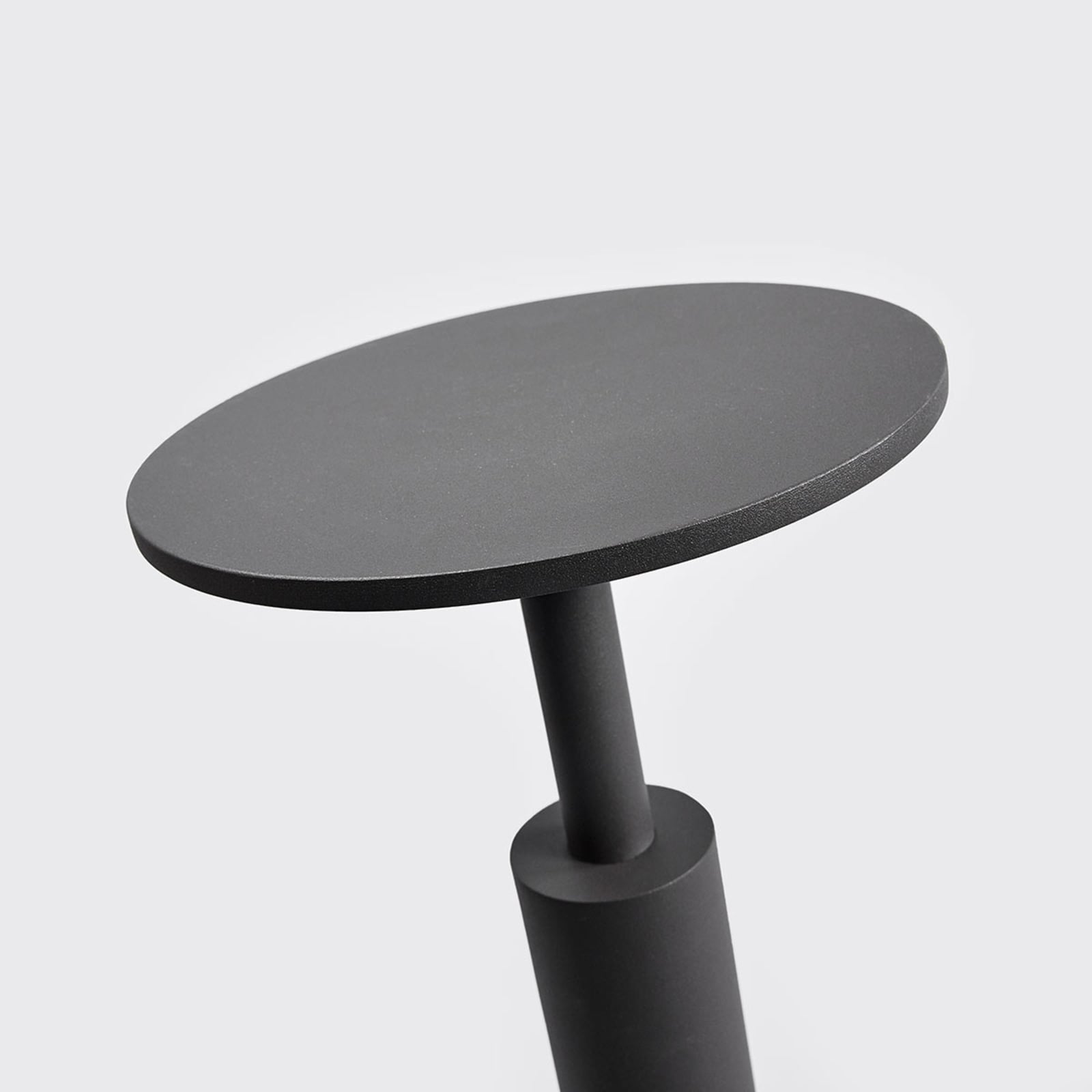 LED sti-lampe Fenia antrasitt i dagslys