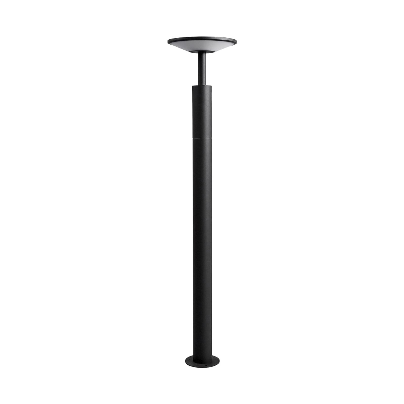 LED sti-lampe Fenia antrasitt montert i hage