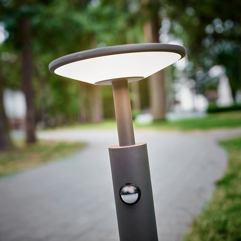 LED sti-lampe Fenia med bevegelsessensor montert i hage