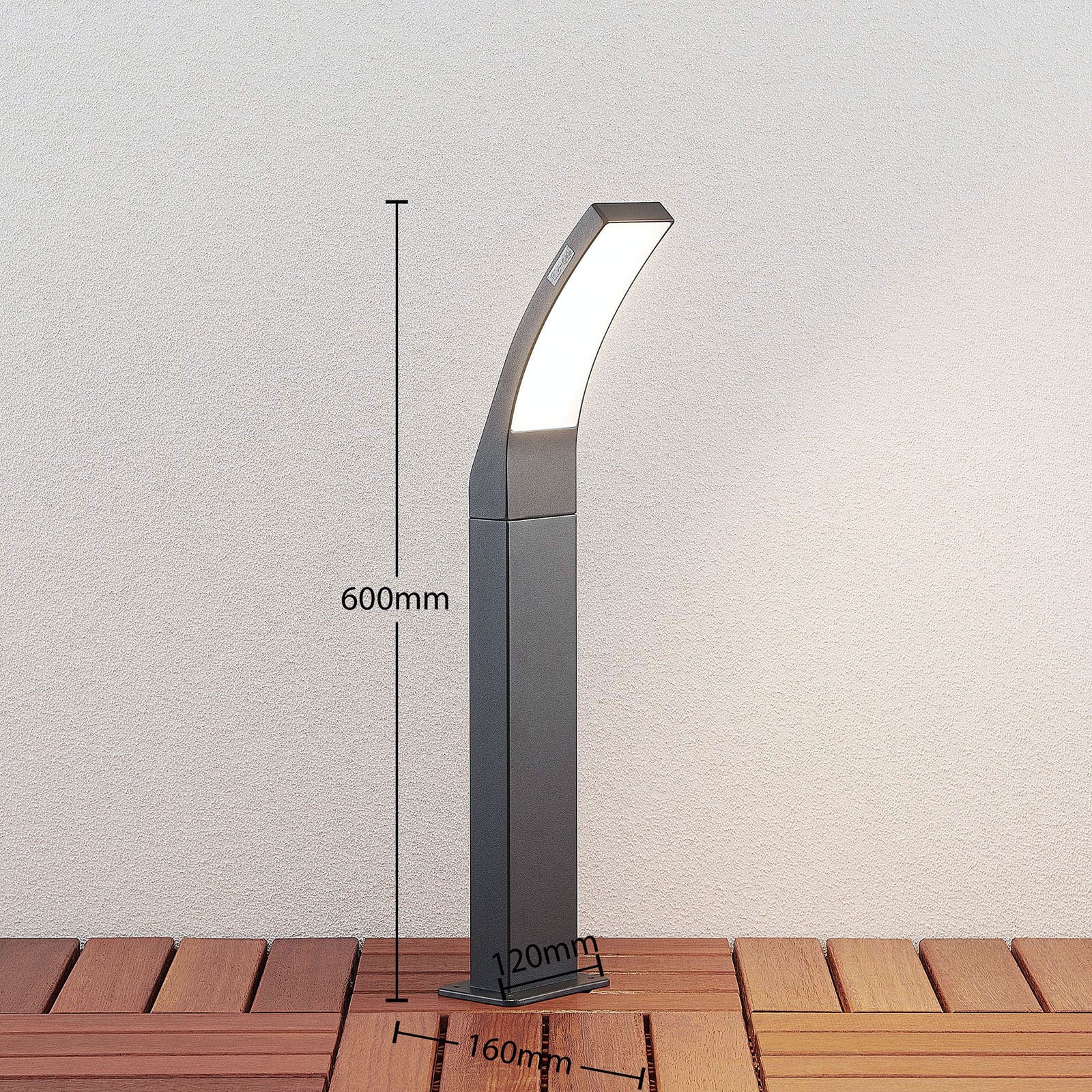 LED sti-lampe Ilvita antrasitt montert i hage