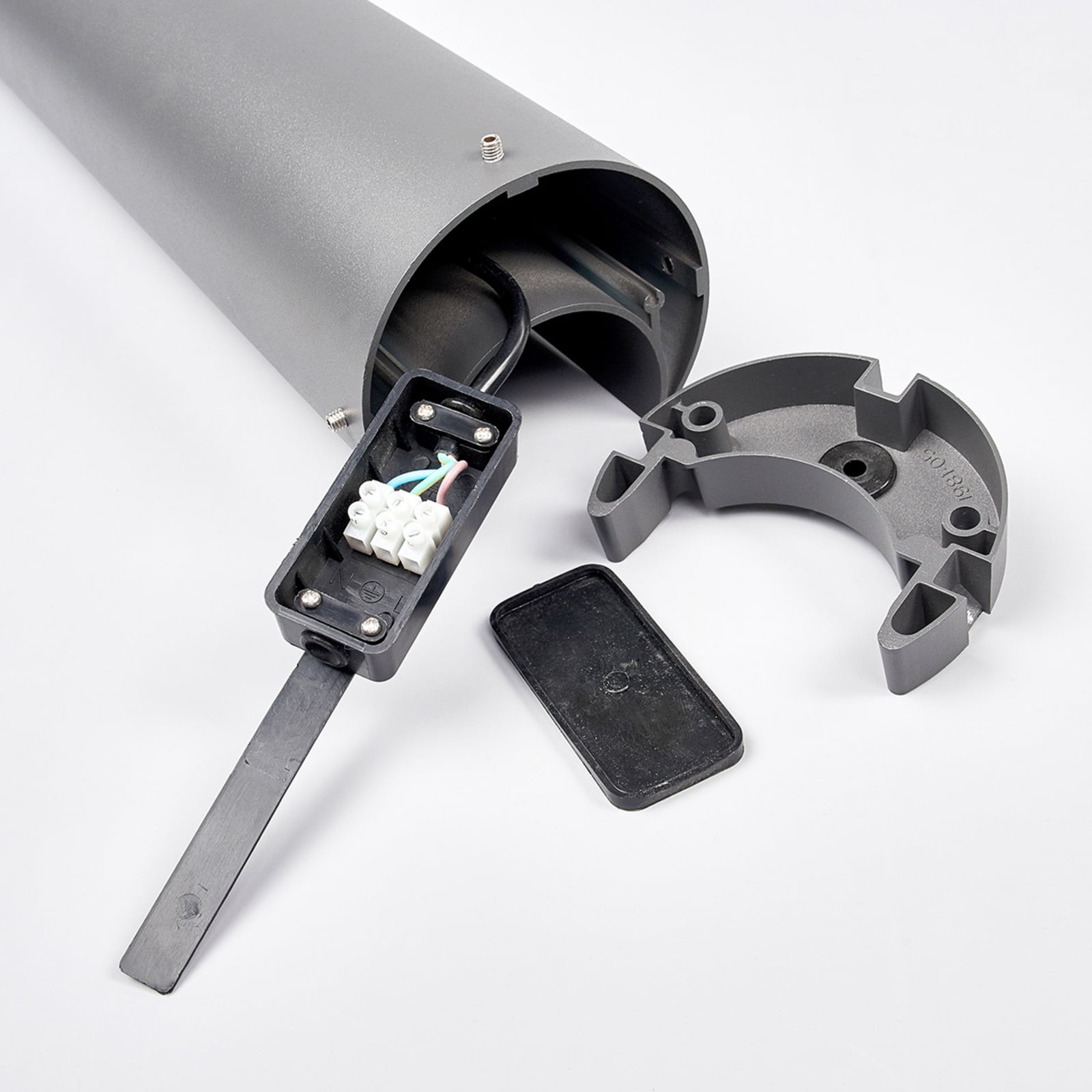 LED sti-lampe Jaron grafitt aluminium med lys på kveldstid