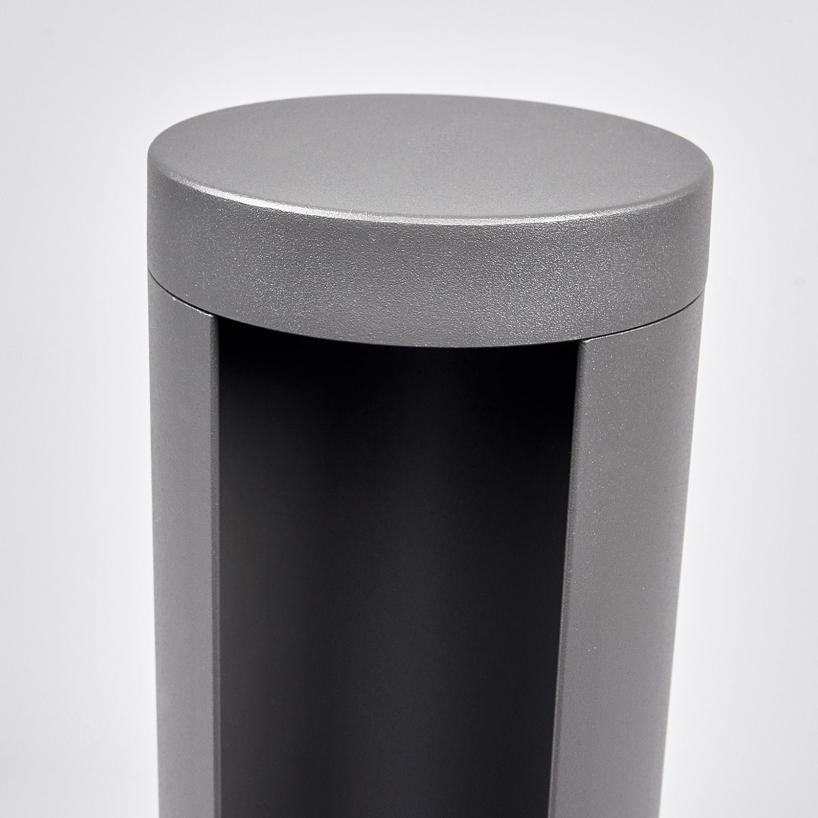LED sti-lampe Jaron montert i hage