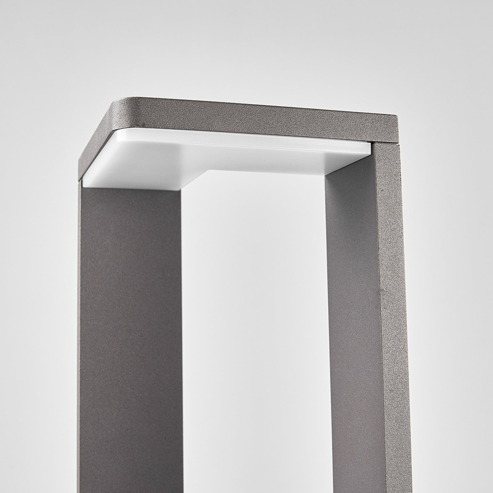 LED sti-lampe Jeny aluminium antrasitt 100 cm montert i hage