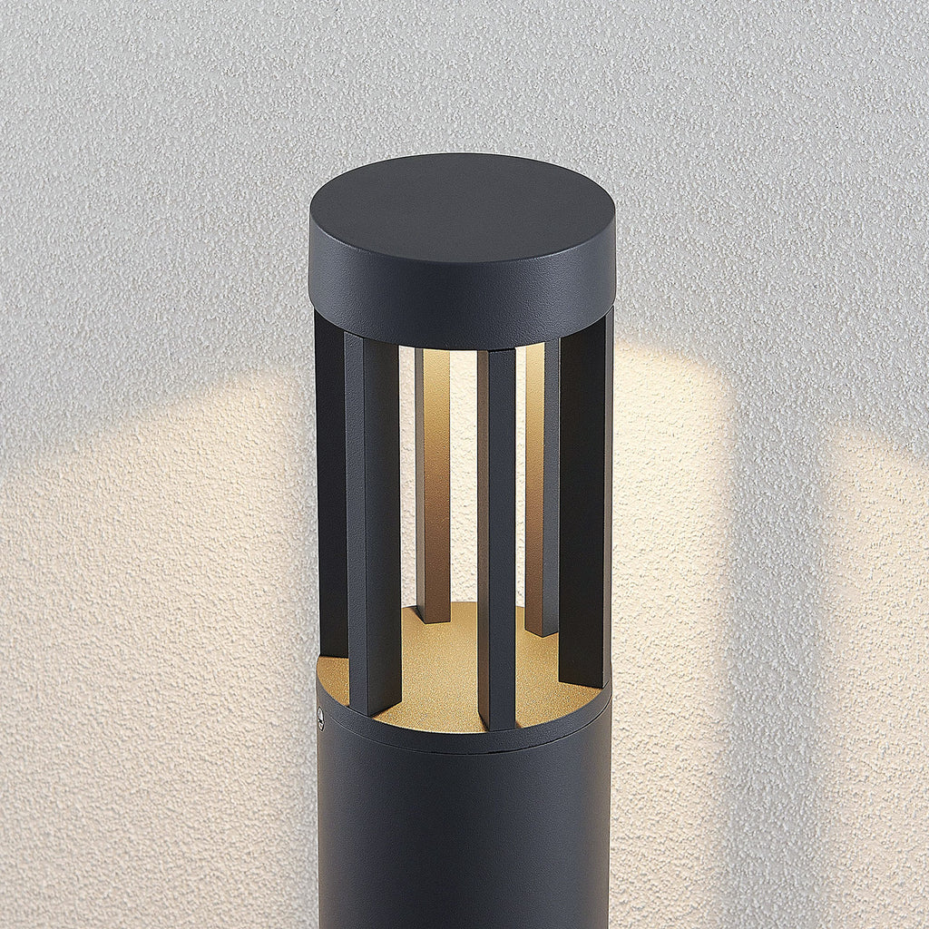 LED sti-lampe Jordis mørkegrå aluminium 65 cm montert i hage