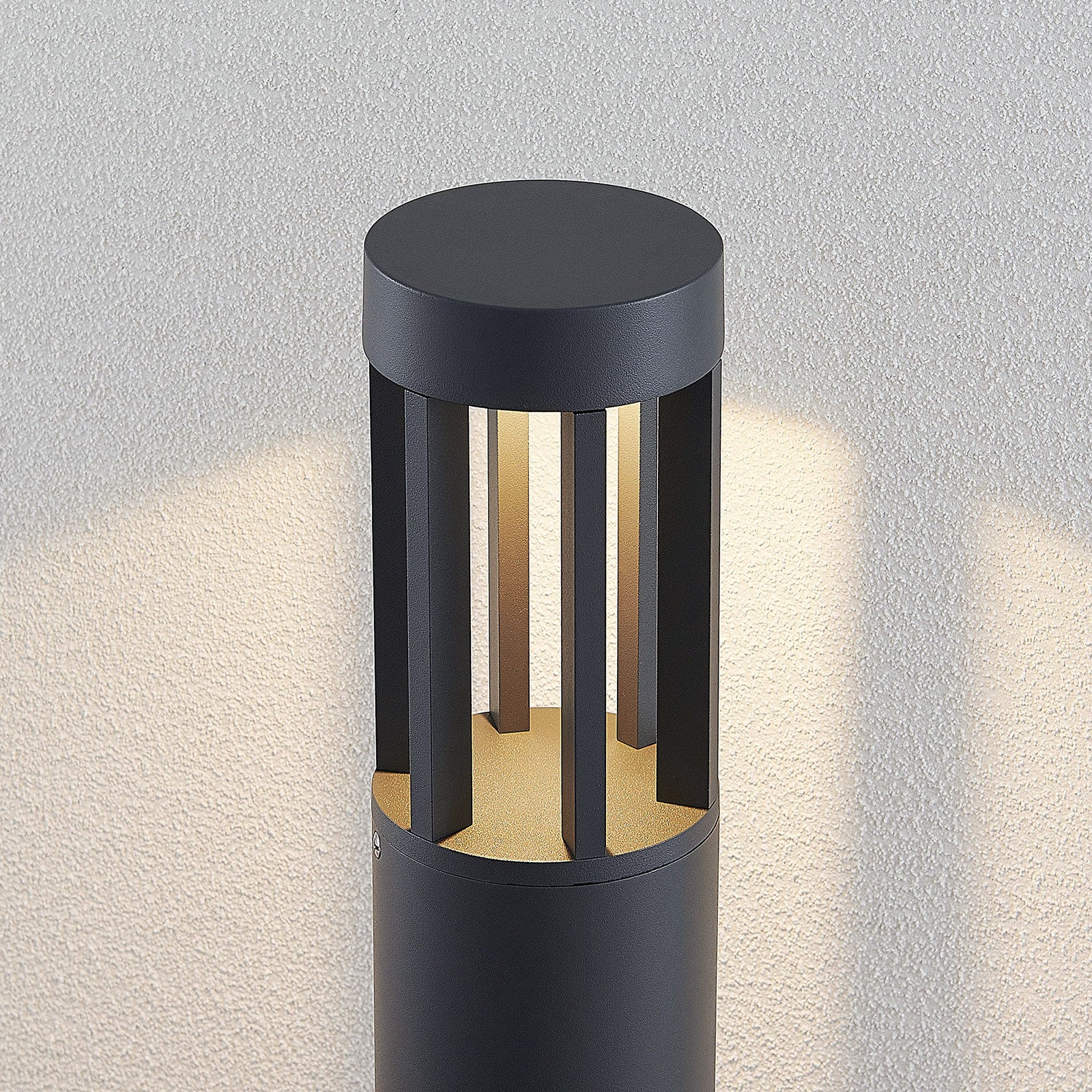 LED sti-lampe Jordis mørkegrå aluminium 65 cm montert i hage