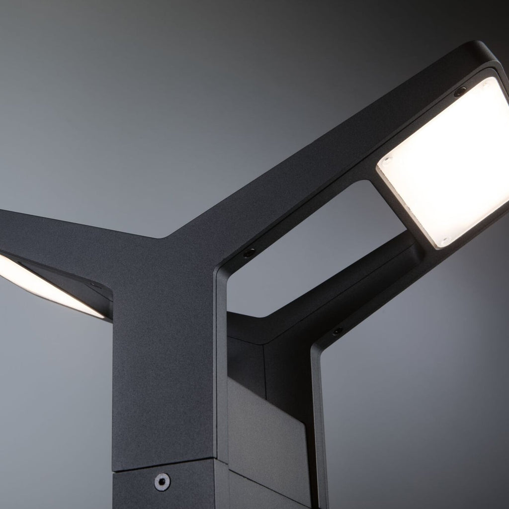 LED sti-lampe Juntea 2-lys med skumringssensor antrasitt IP44 montert i hage