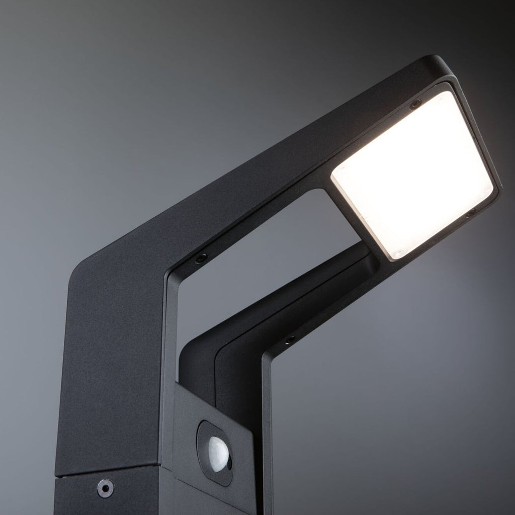 LED sti-lampe Juntea med bevegelsessensor antrasitt montert i hage