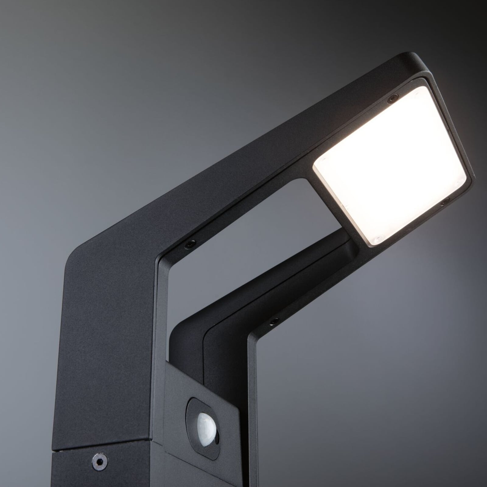 LED sti-lampe Juntea med bevegelsessensor antrasitt montert i hage
