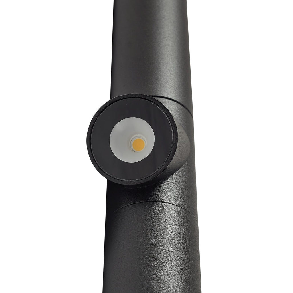LED sti-lampe Luzian med jordspyd svart 120 cm i bruk på terrasse