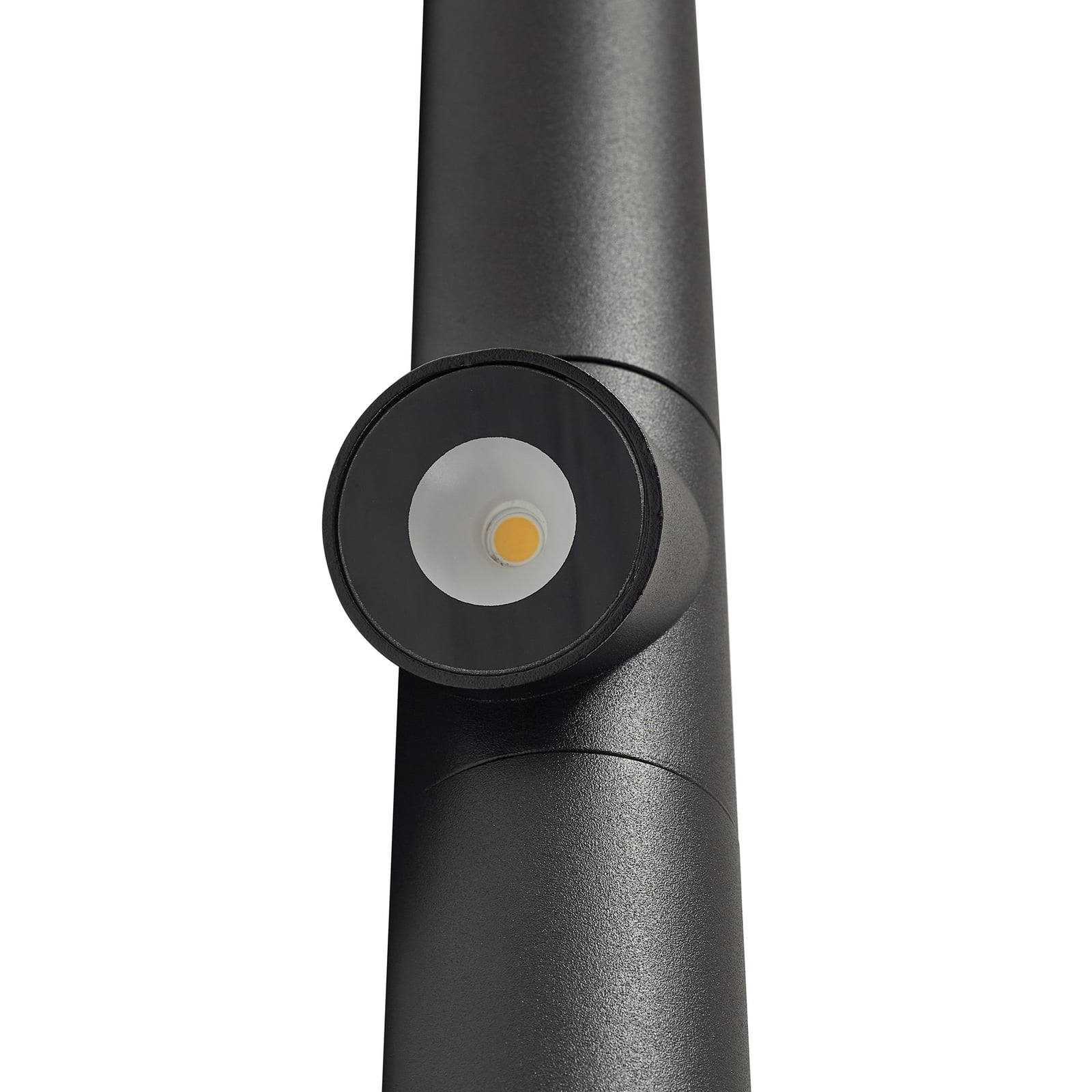 LED sti-lampe Luzian med jordspyd svart 120 cm i bruk på terrasse
