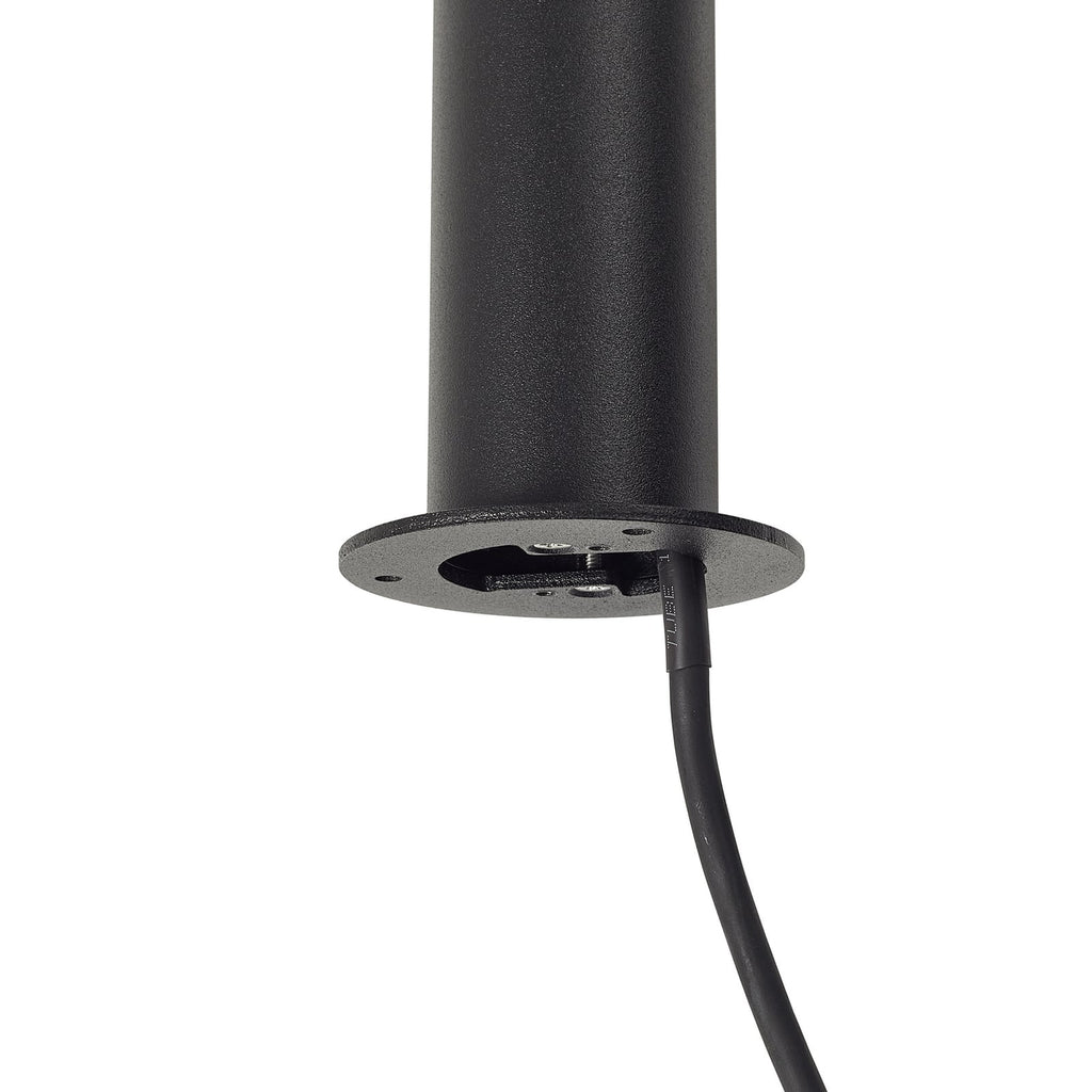LED sti-lampe Luzian med jordspyd svart 120 cm miljøbilde i uteområde