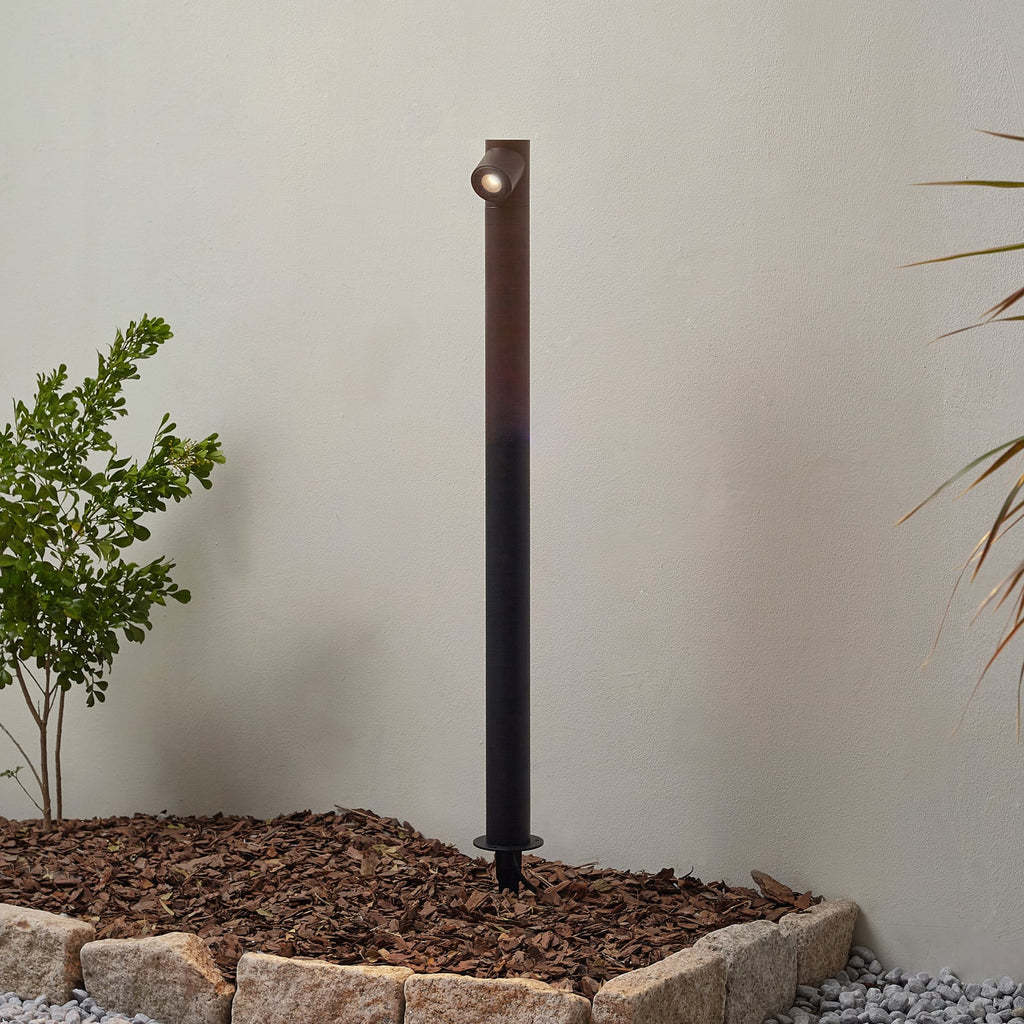 LED sti-lampe Luzian svart med jordspyd forfra
