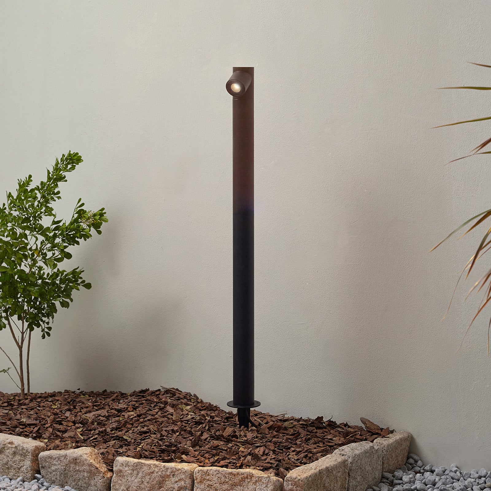 LED sti-lampe Luzian svart med jordspyd forfra