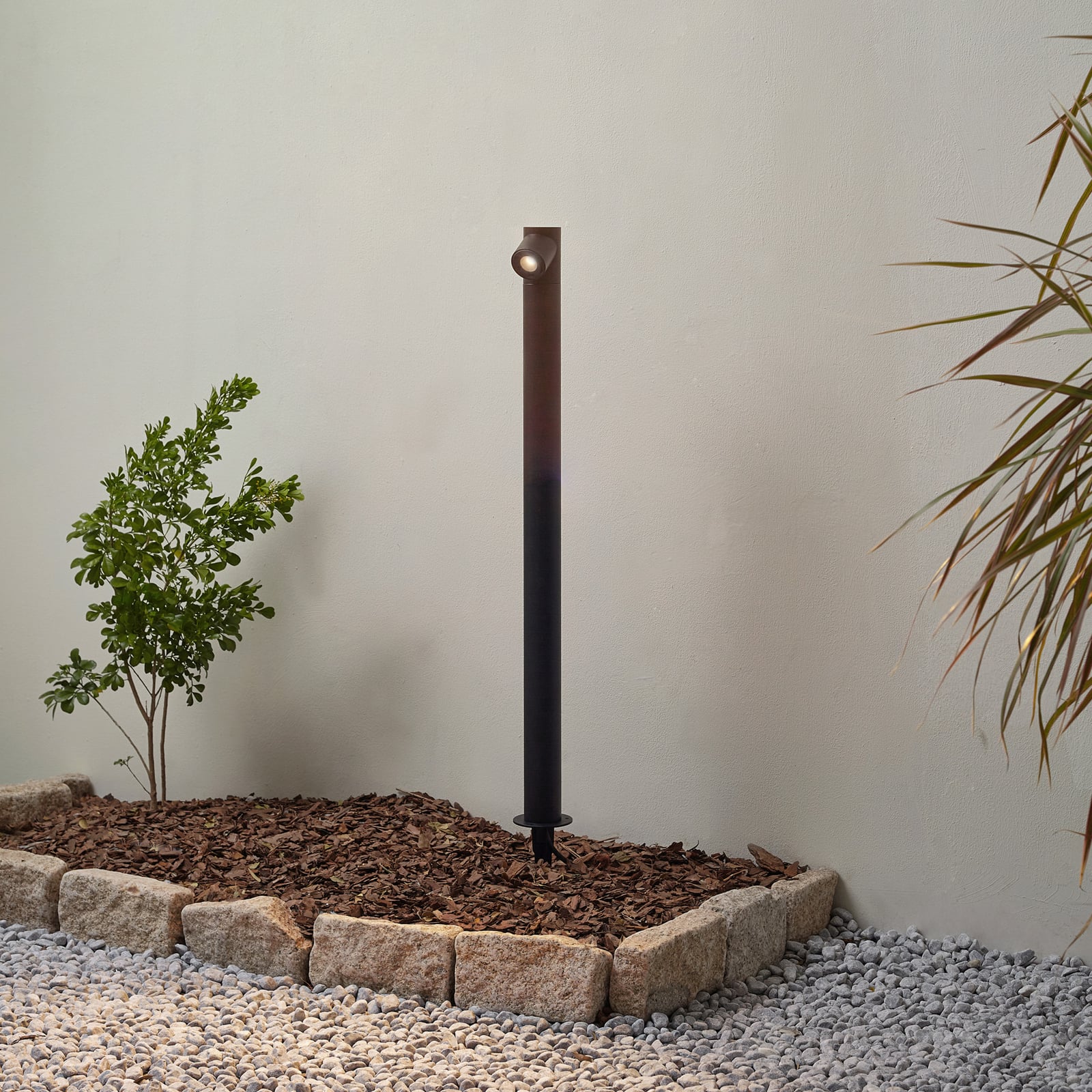 LED sti-lampe Luzian svart med jordspyd bakside