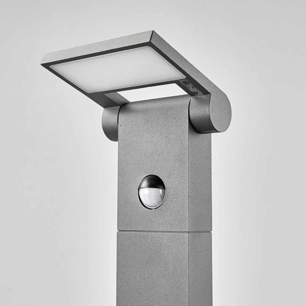 LED sti-lampe Marius med bevegelsessensor grafitt montert i hage