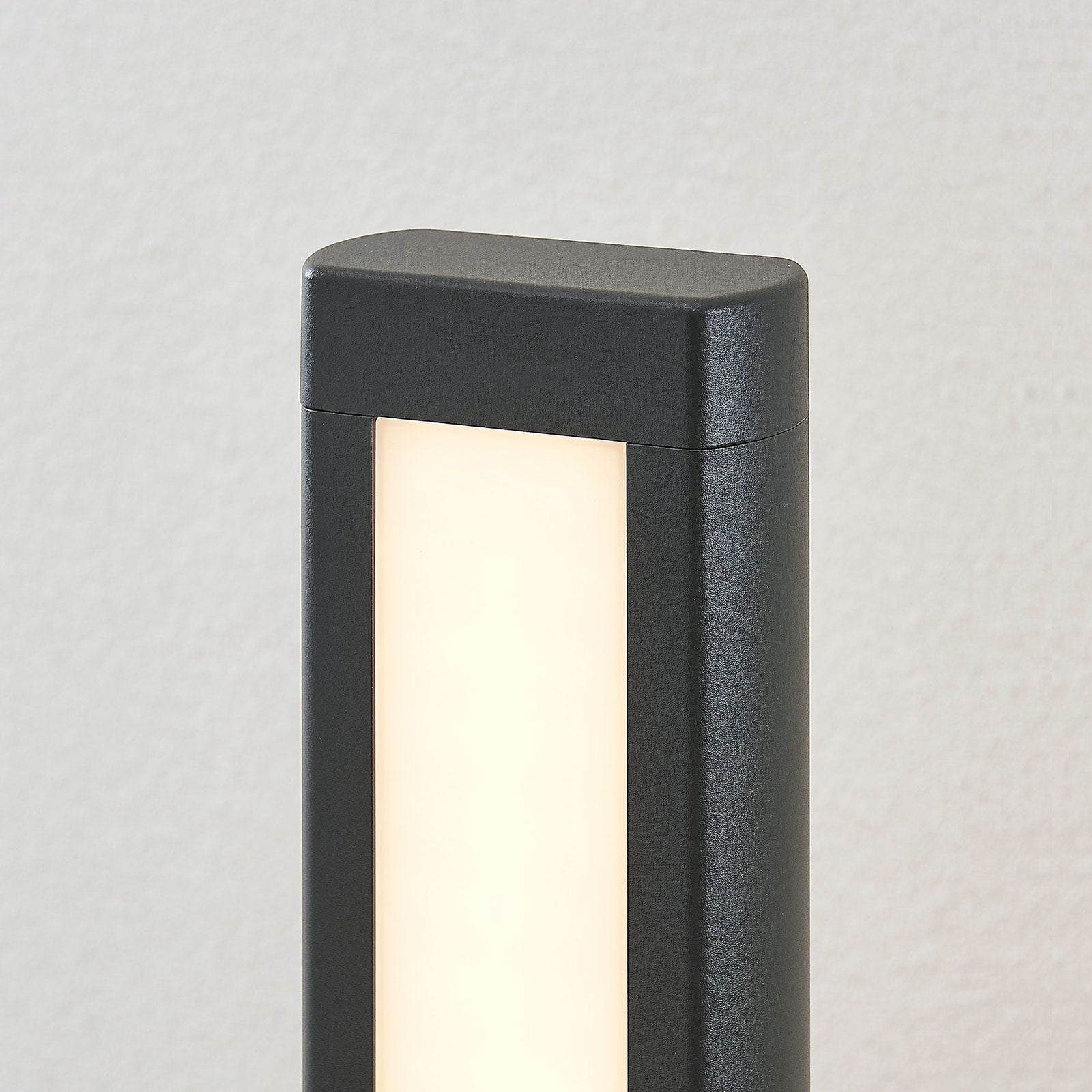 LED sti-lampe Mhairi kantet antrasitt 100 cm IP54 sokkeldetalj