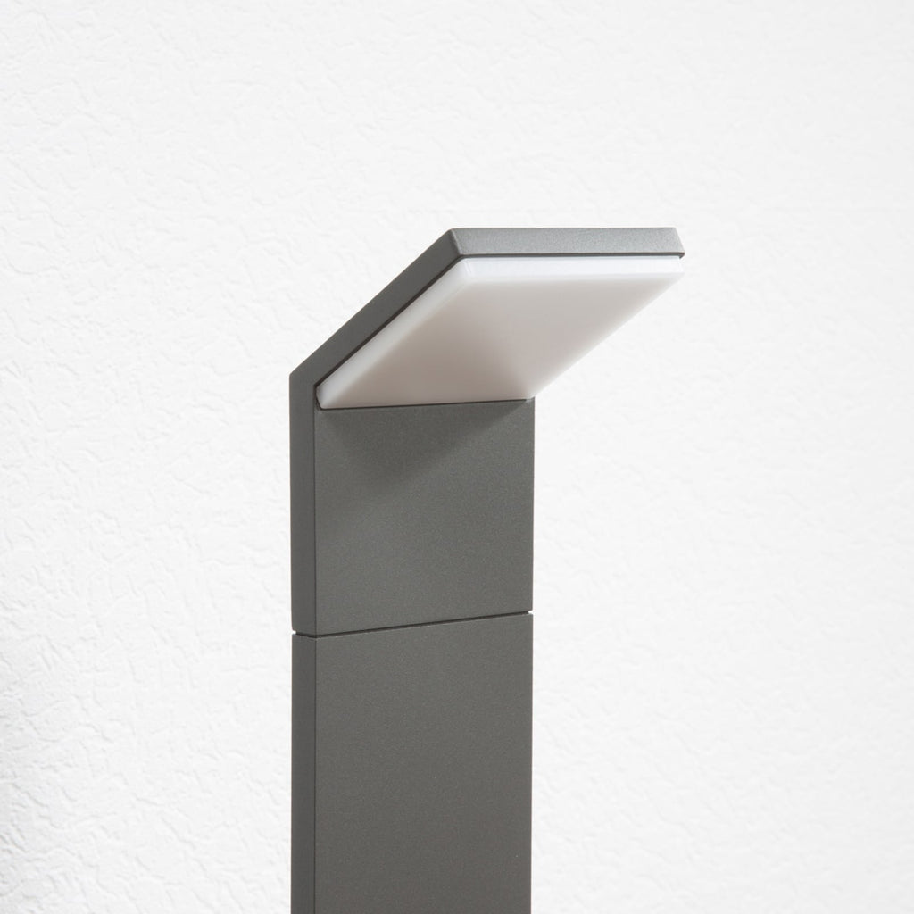 LED sti-lampe Nevio antrasitt aluminium montert i hage
