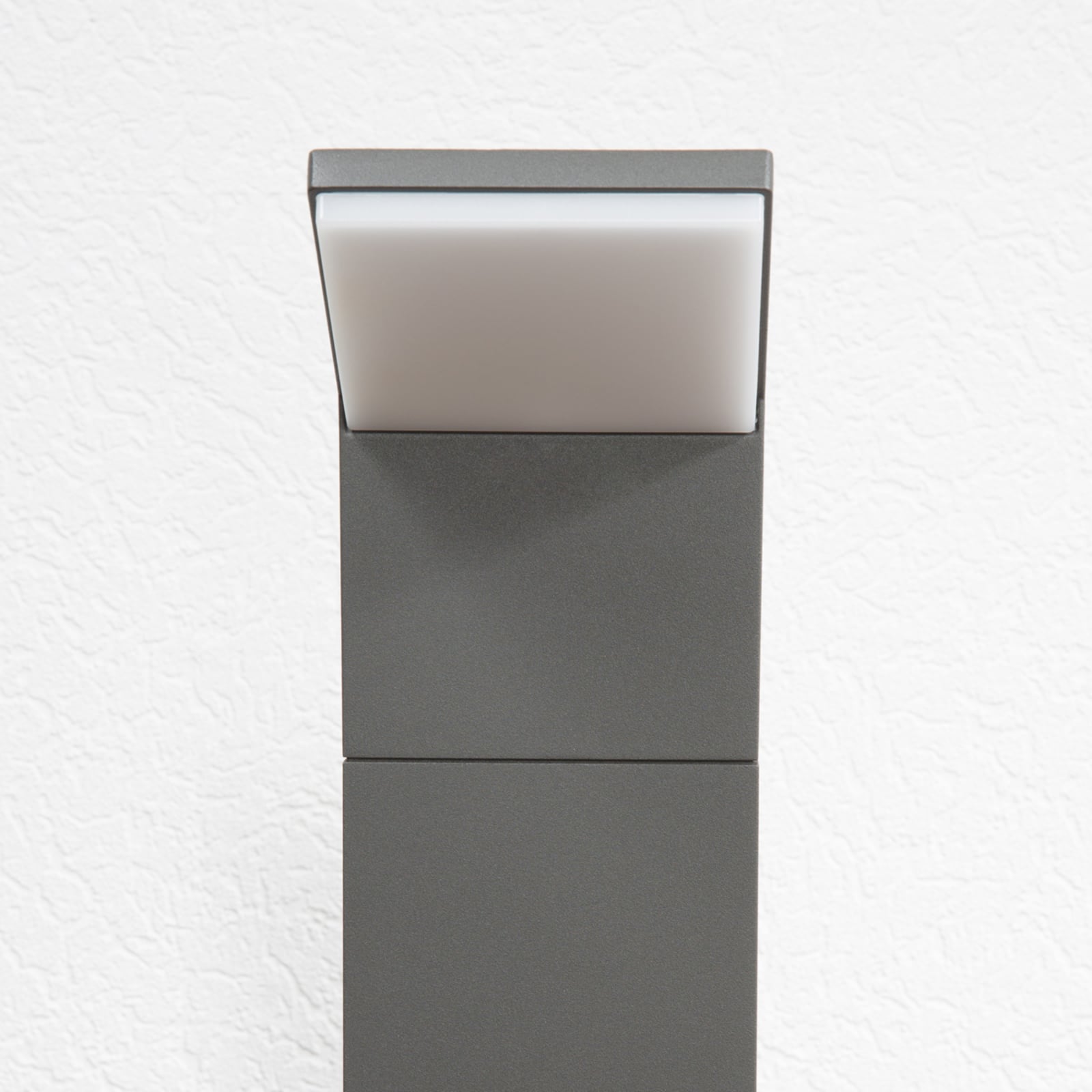 LED sti-lampe Nevio antrasitt aluminium nærbilde av materiale