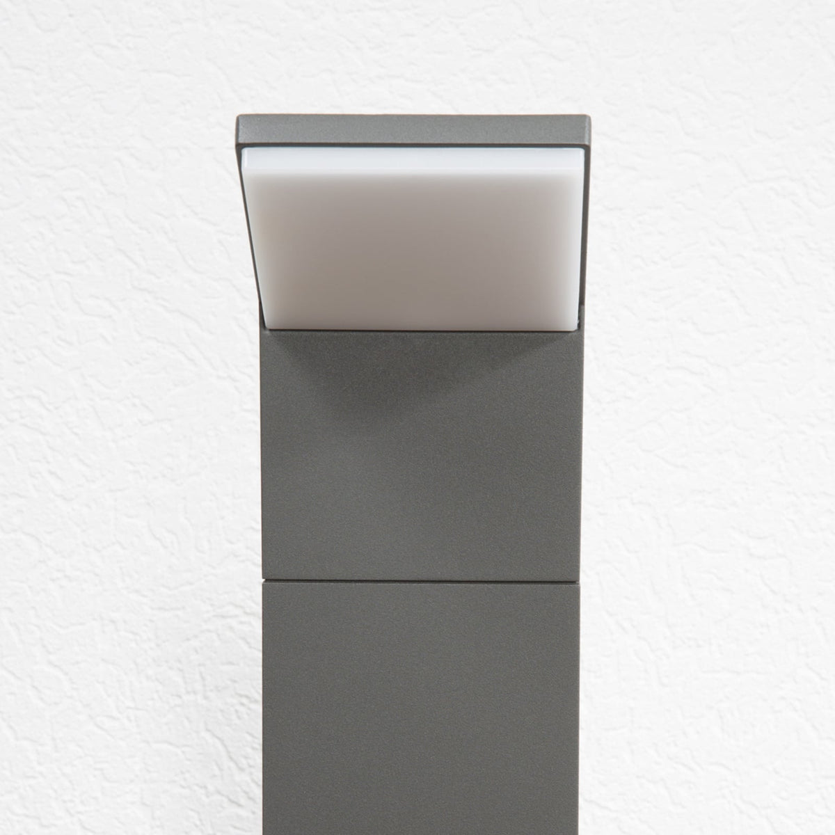 LED sti-lampe Nevio antrasitt aluminium nærbilde av materiale
