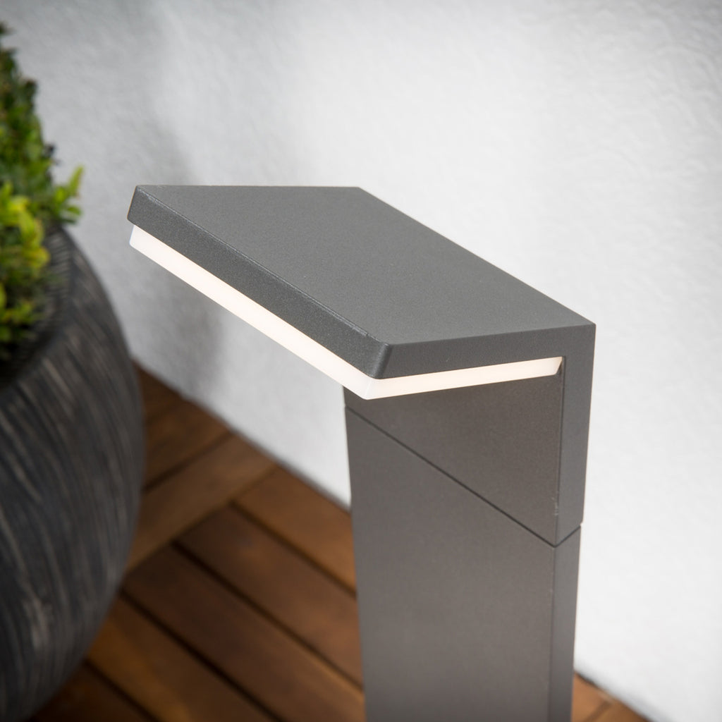 LED sti-lampe Nevio antrasitt aluminium 60 cm montert i hage