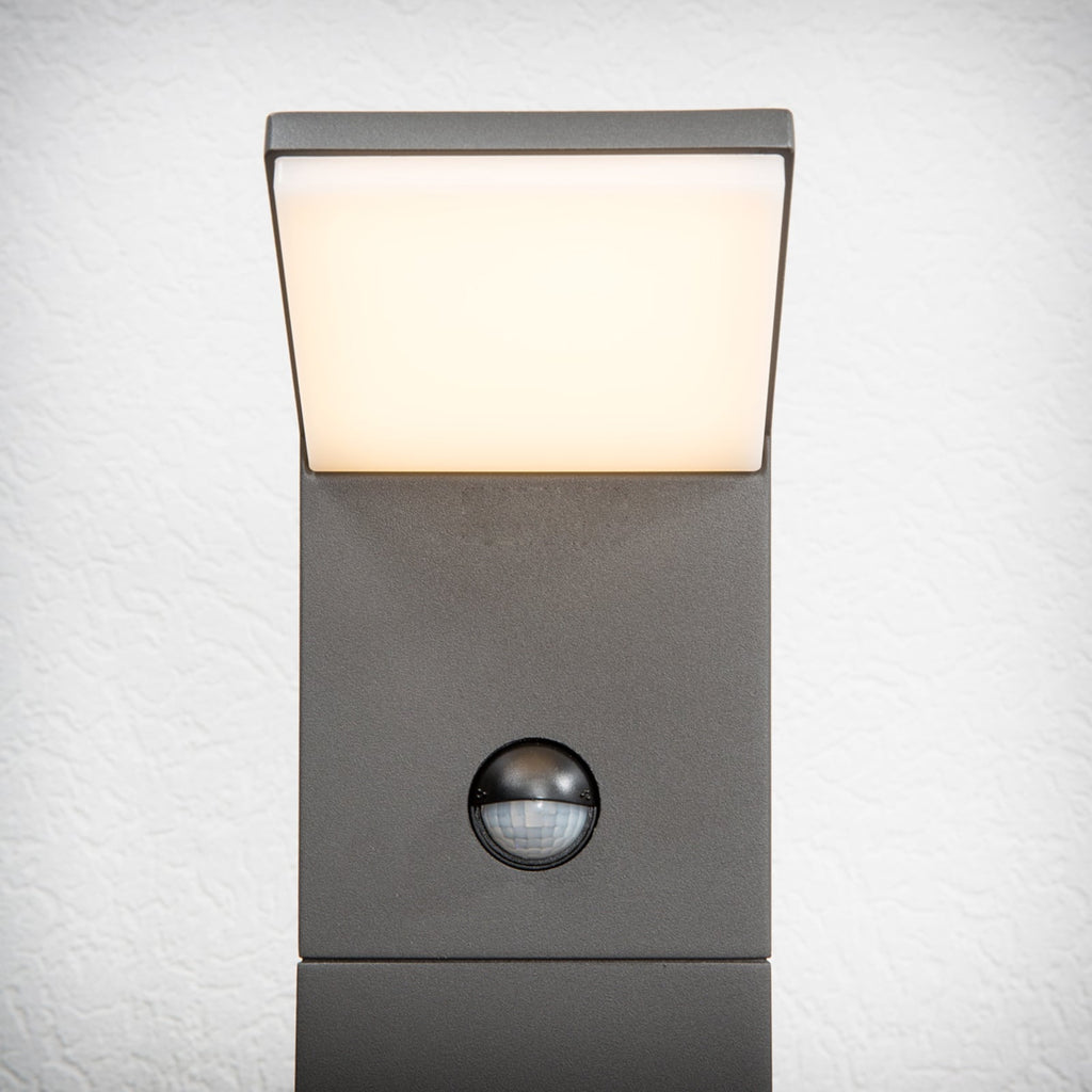 LED sti-lampe Nevio med bevegelsessensor montert i hage