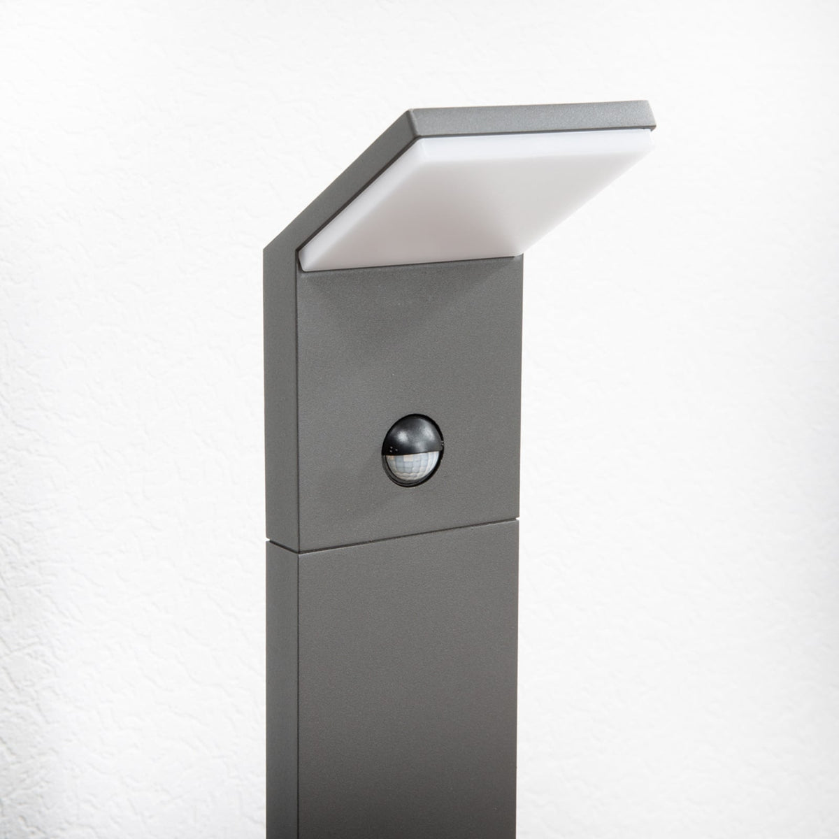 LED sti-lampe Nevio med bevegelsessensor nærbilde av lampehode