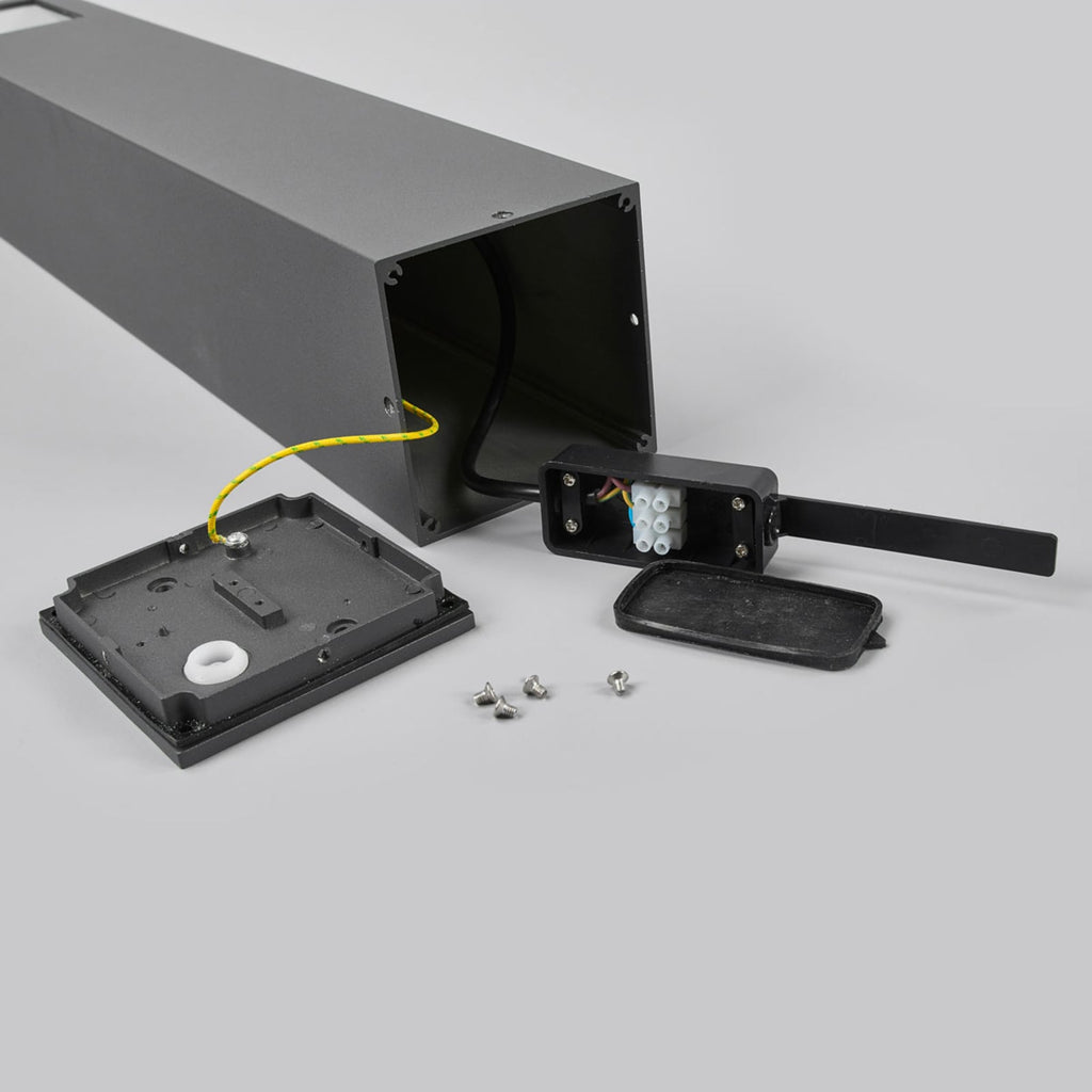 LED sti-lampe Nicola antrasitt aluminium med lys på