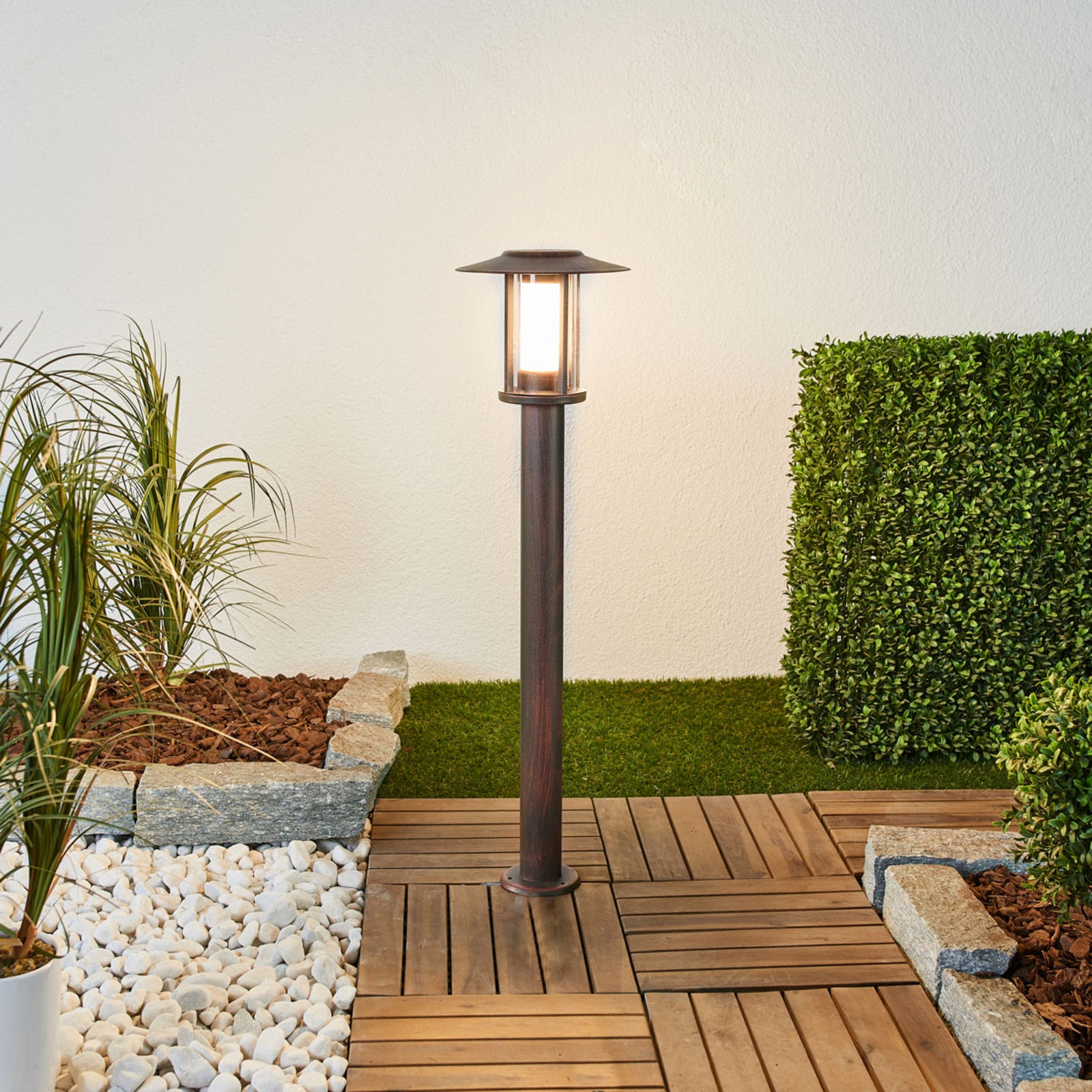 LED sti-lampe Pavlos montert i hageområde