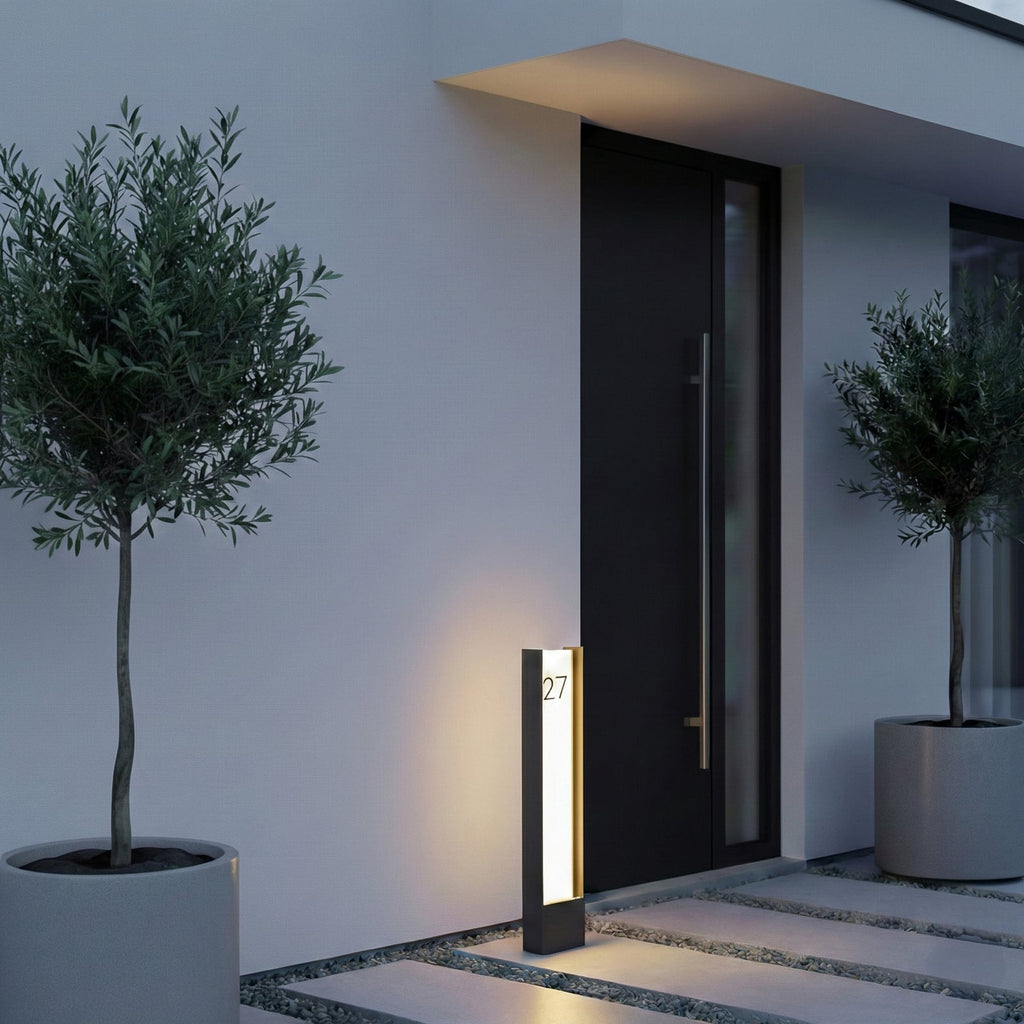 LED sti-lampe Selqa med husnummer svart jern bakside