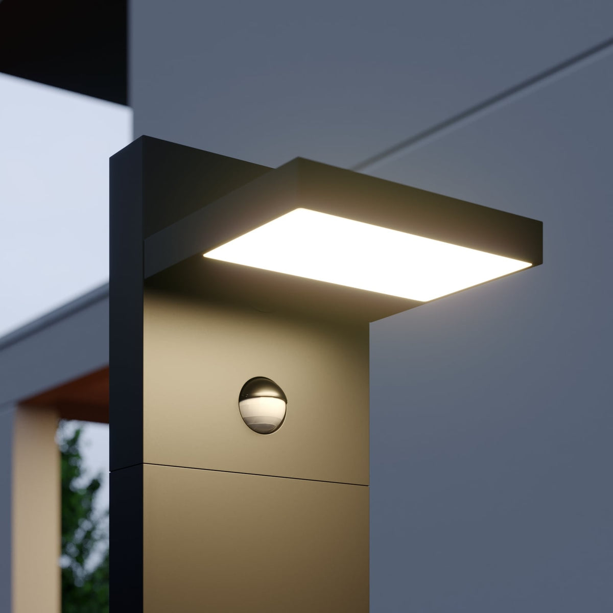 LED sti-lampe Silvan med bevegelsessensor antrasitt montert i hage