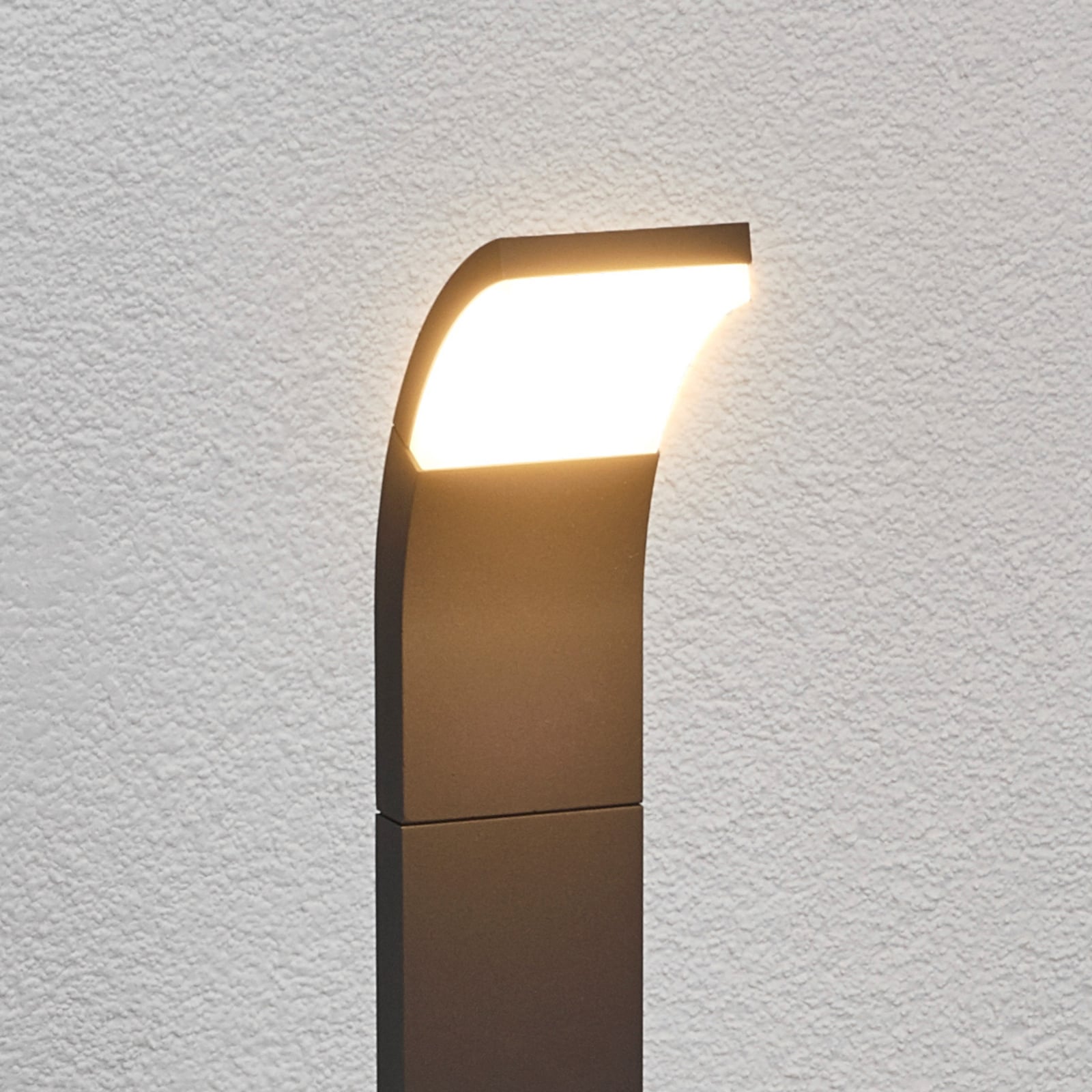 LED sti-lampe Timm antrasitt aluminium nærbilde av LED-lyskilde