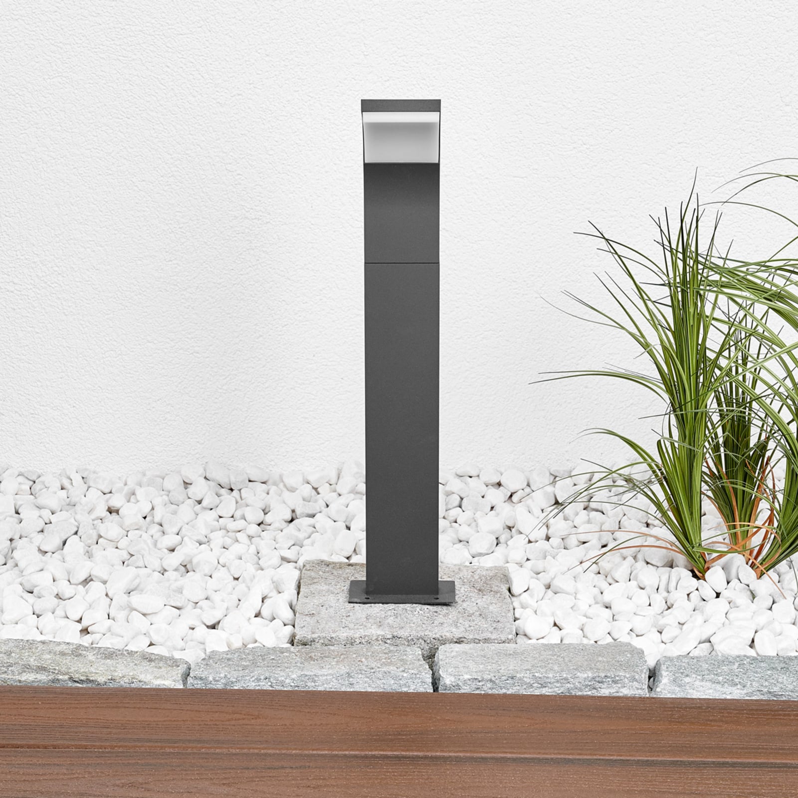 LED sti-lampe Timm antrasitt aluminium detalj