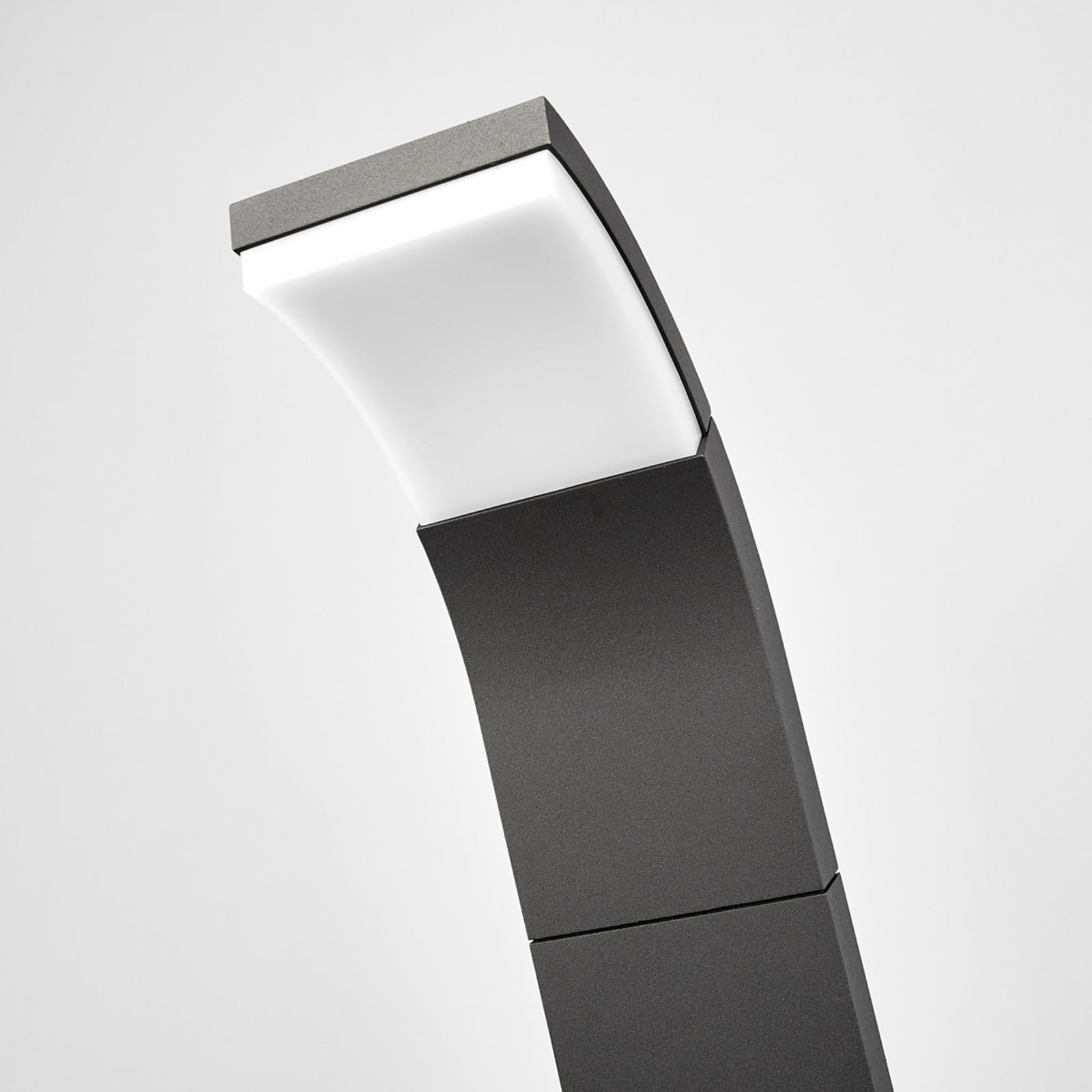 LED sti-lampe Timm antrasitt aluminium nærbilde