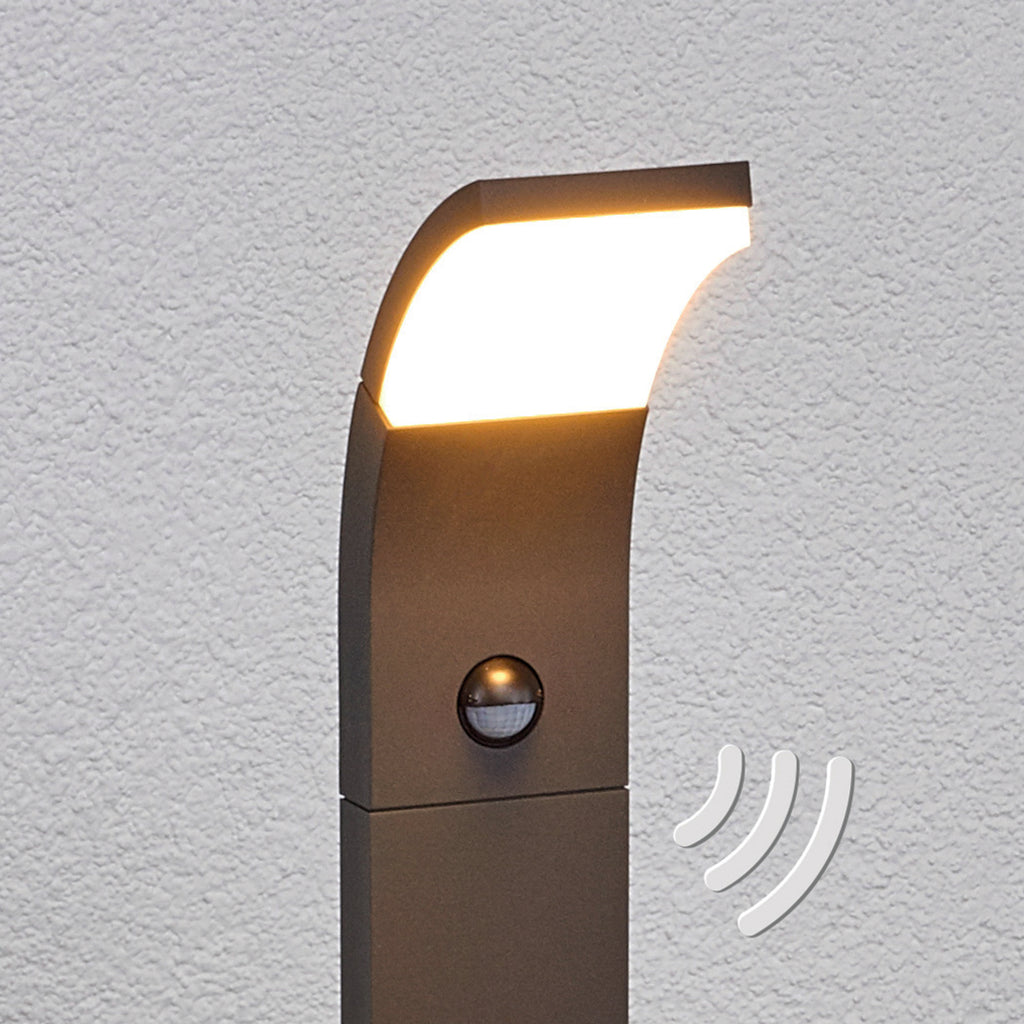 LED sti-lampe Timm med bevegelsessensor, montert i uteområde