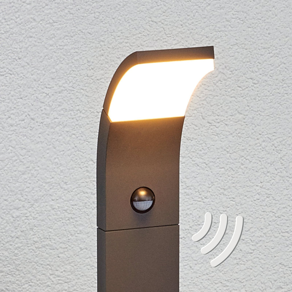 LED sti-lampe Timm med bevegelsessensor, montert i uteområde