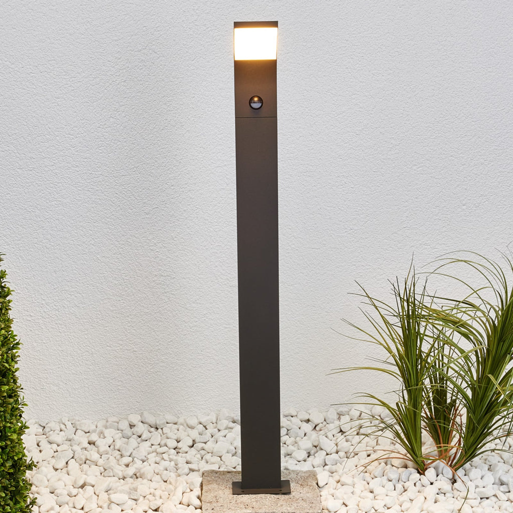 Nærbilde av bevegelsessensor på LED sti-lampe Timm