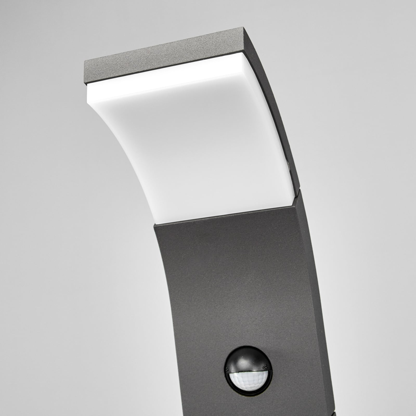LED sti-lampe Timm med bevegelsessensor, lyser opp hagegang