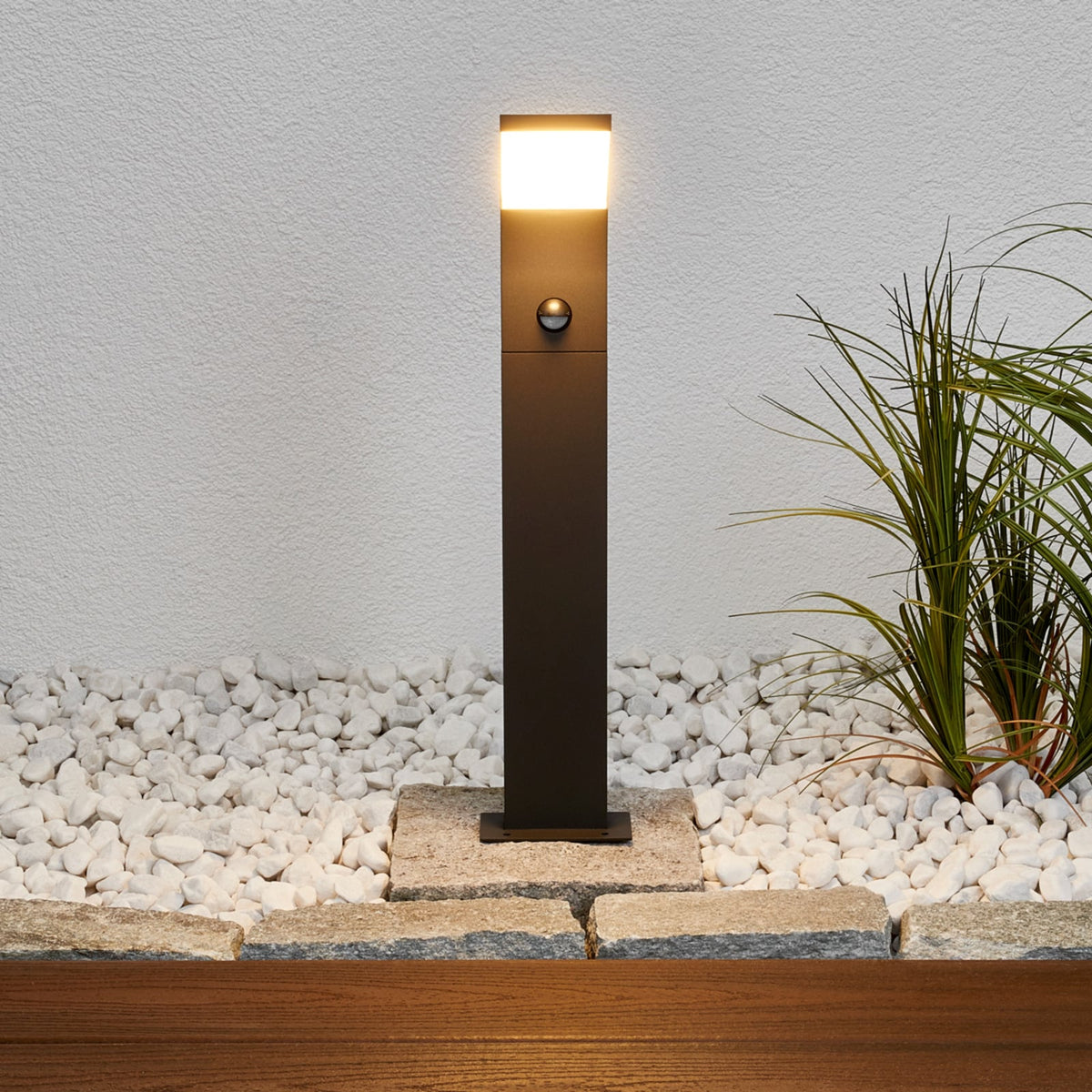 Nærbilde av LED-lyskilde i LED sti-lampe Timm med bevegelsessensor antrasitt