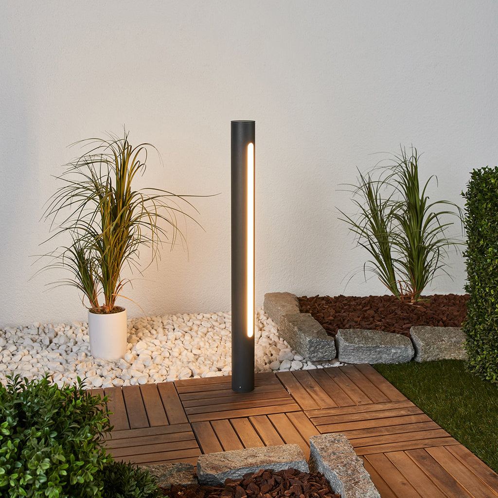 LED sti-lampe Tomas mørkegrå aluminium montert i hage