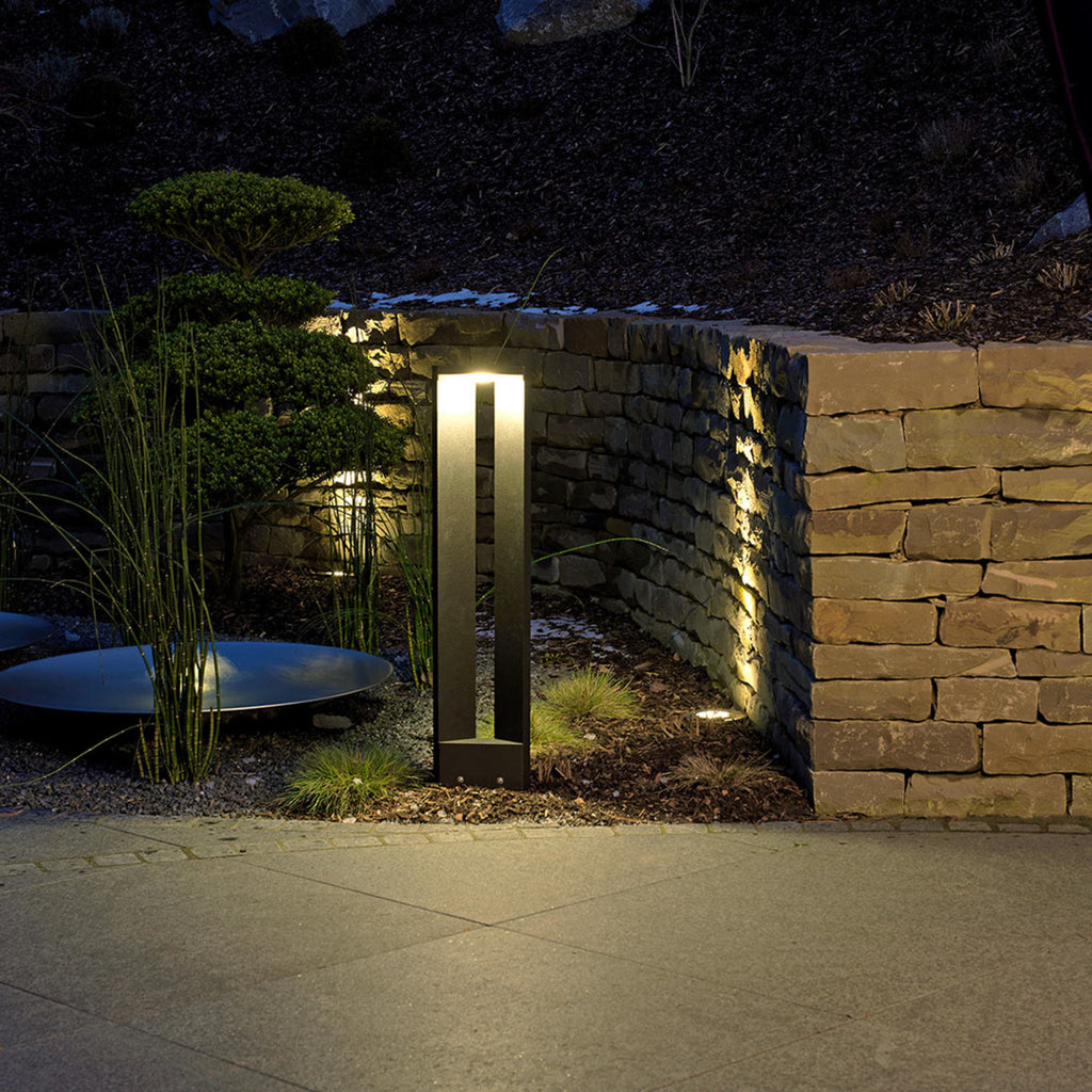 LED sti-lampe Triana trekantet antrasitt dimbar IP44 montert i hage