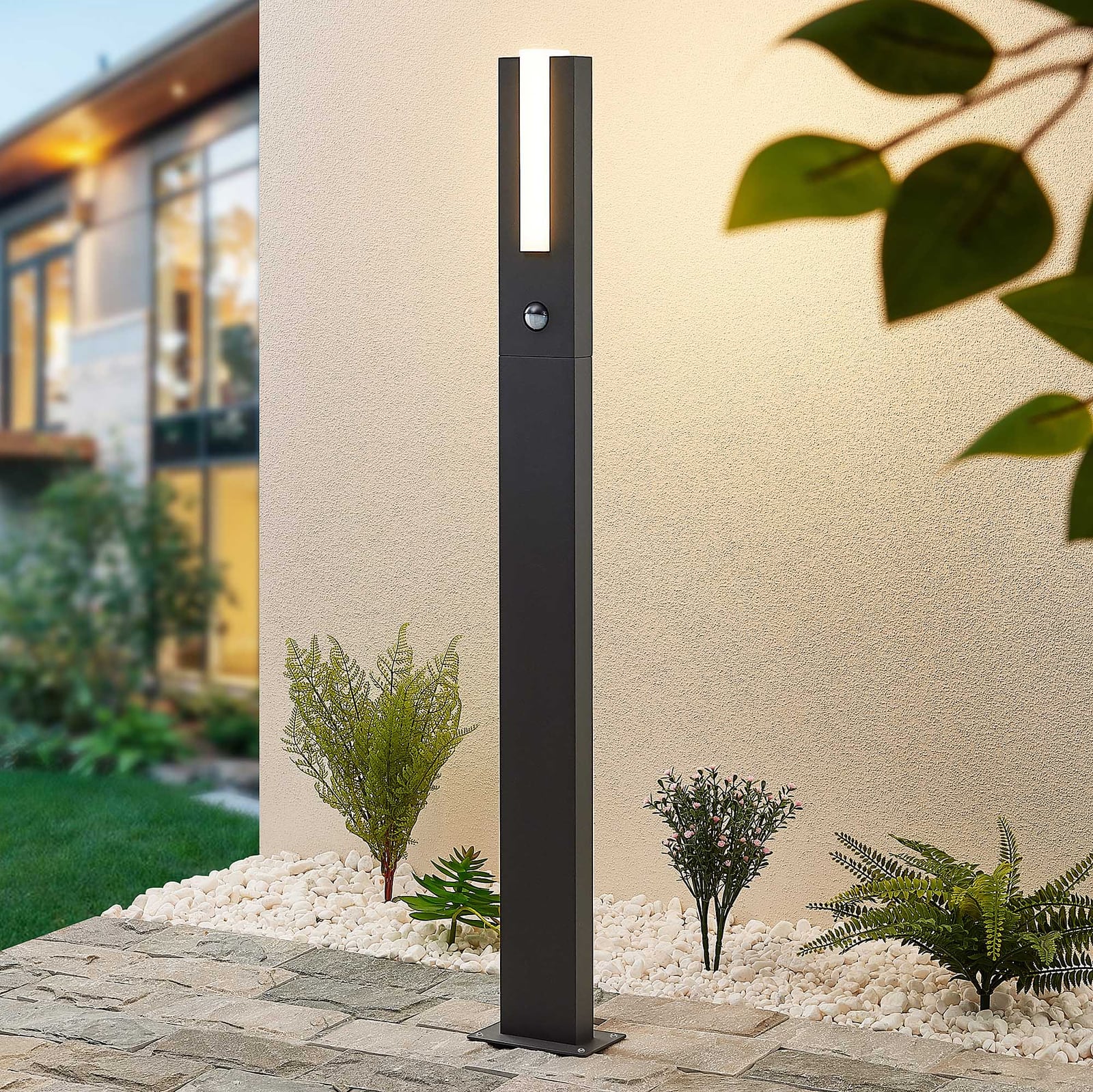LED sti-lampe Virgalia med bevegelsessensor forfra
