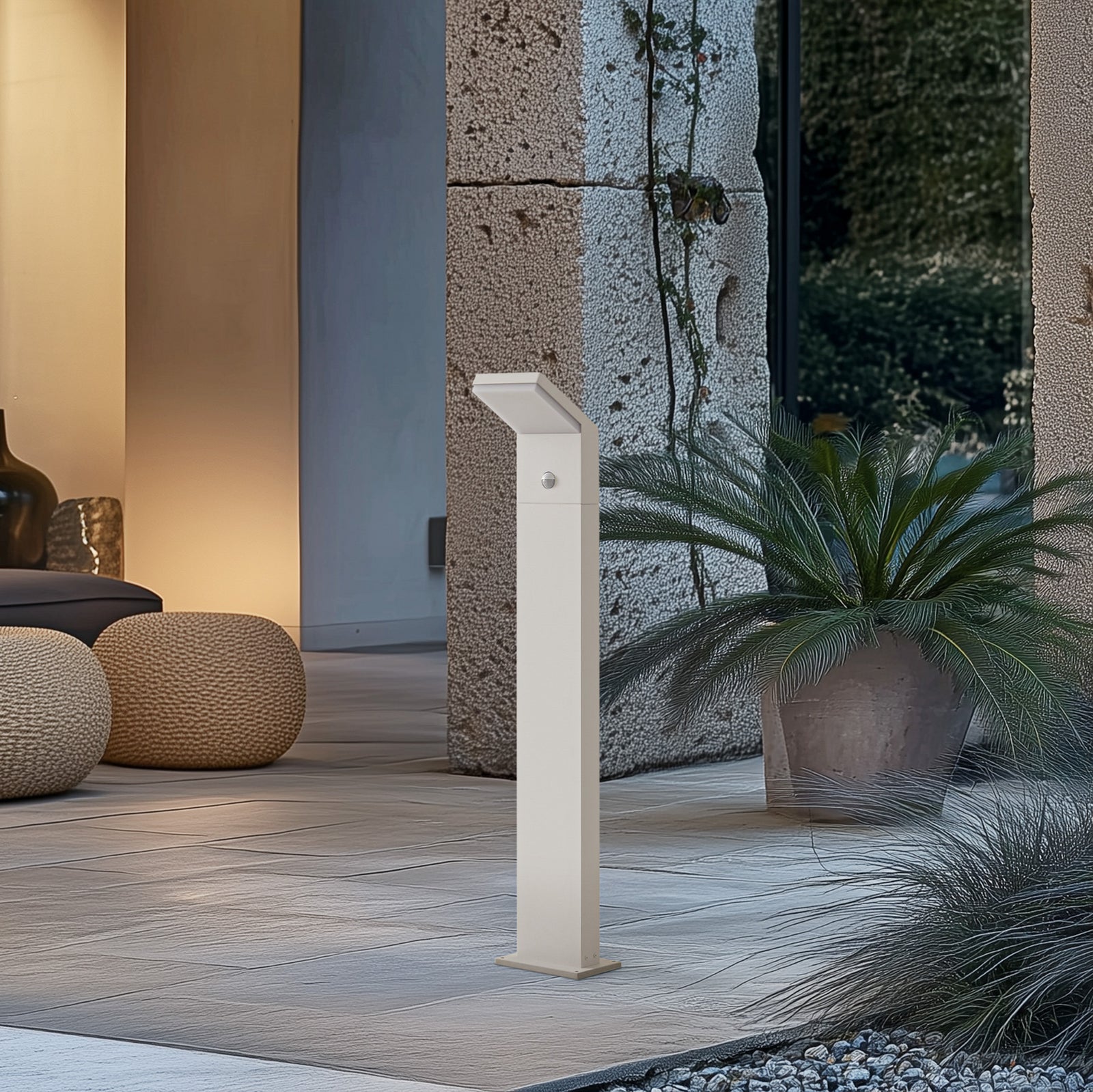 LED sti-lampe Yolena med bevegelsessensor hvit montert i hage